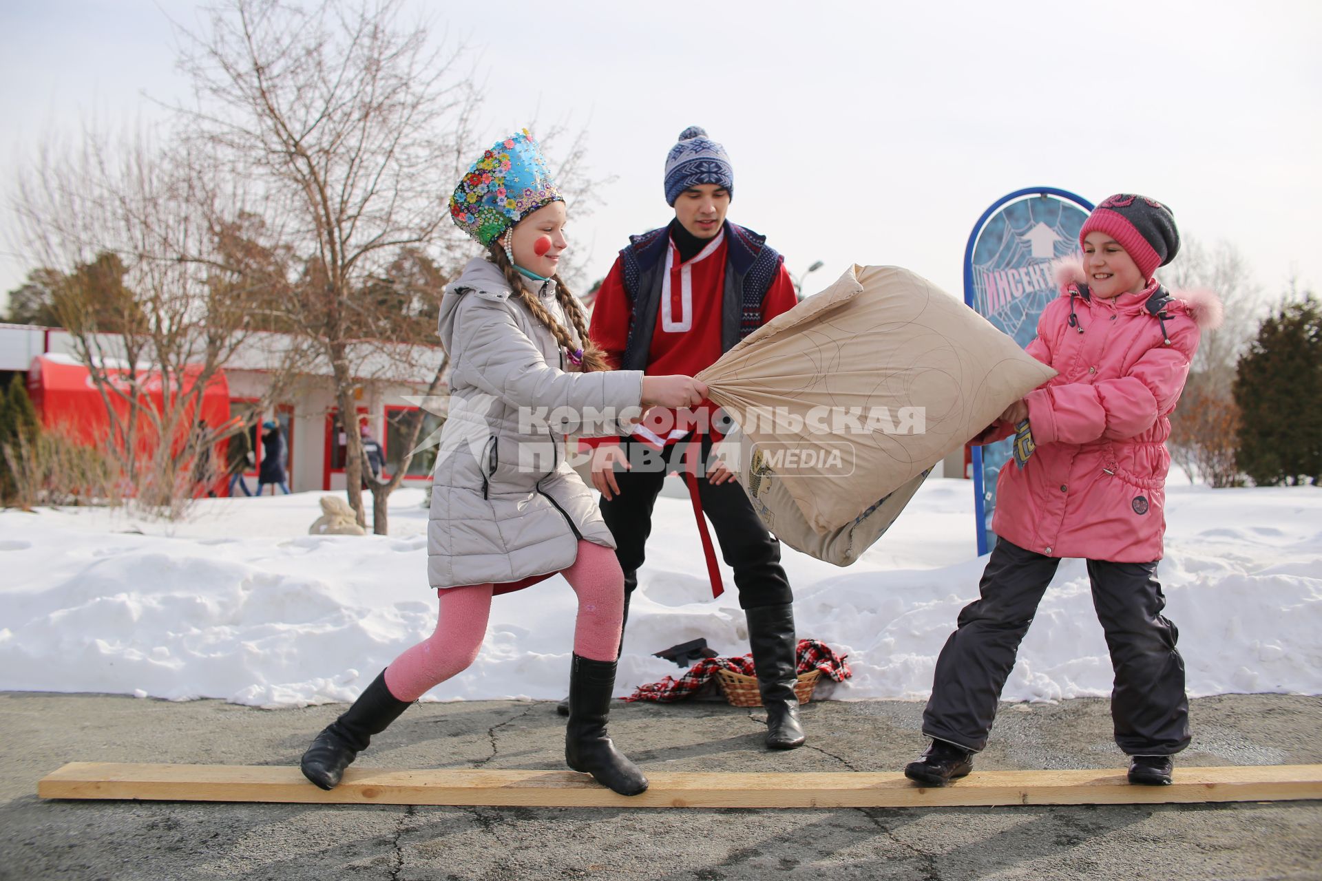 Челябинск. Игры с детьми и народные забавы  во время празднования Широкой Масленицы.
