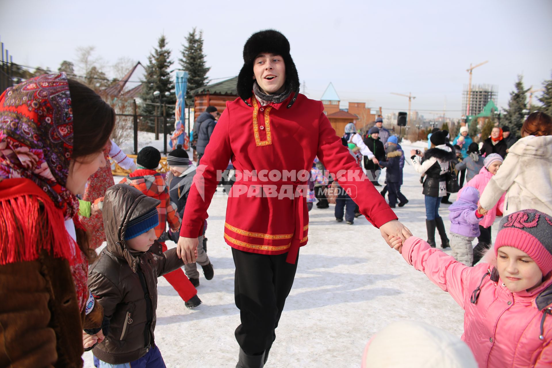 Челябинск. Народные гуляния и танцы  во время празднования Широкой Масленицы.