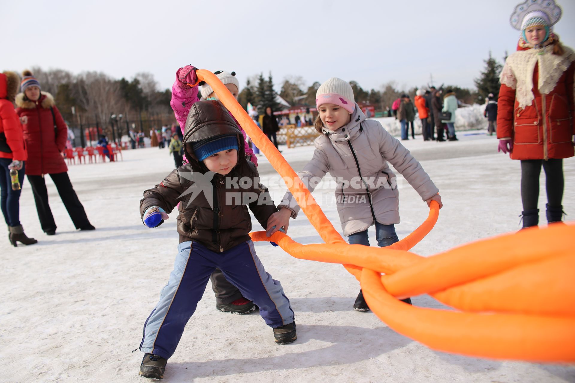 Челябинск. Игры с детьми и народные забавы  во время празднования Широкой Масленицы.