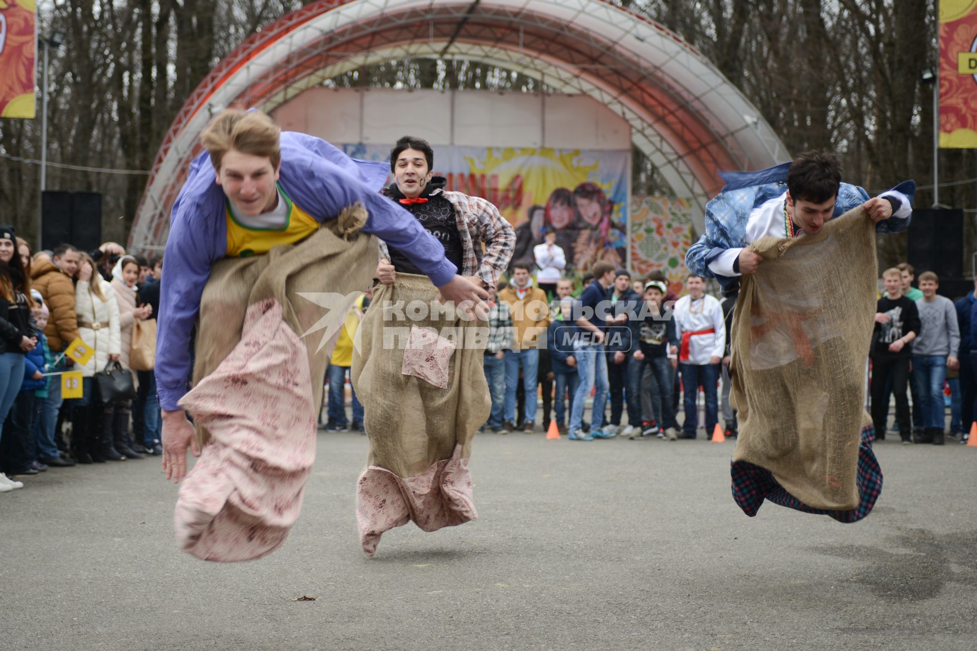 Ставрополь. Народная забава - бег в мешках  во время празднования Широкой Масленицы.