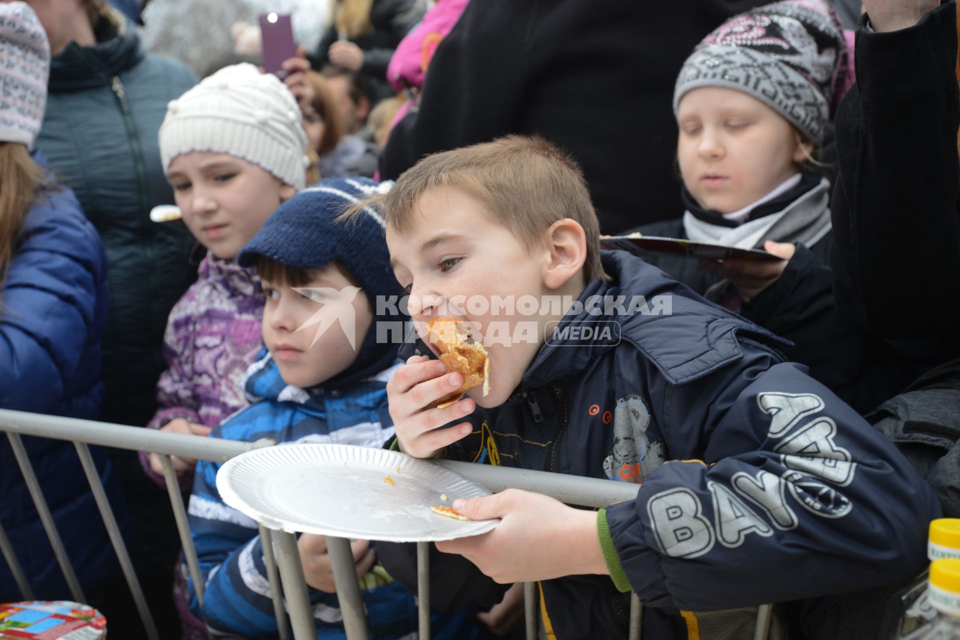 Ставрополь. Дети едят блины на празднике Широкой Масленицы
