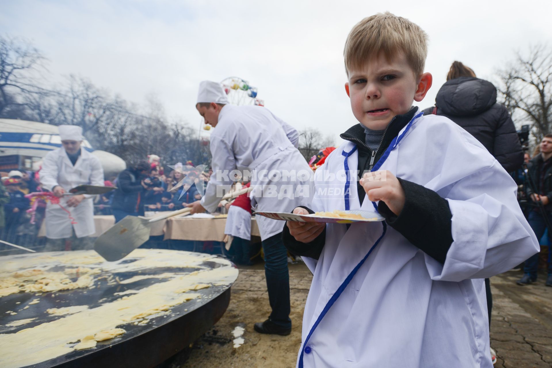 Ставрополь. Народные гуляния и выпекание блинов  во время празднования Широкой Масленицы.