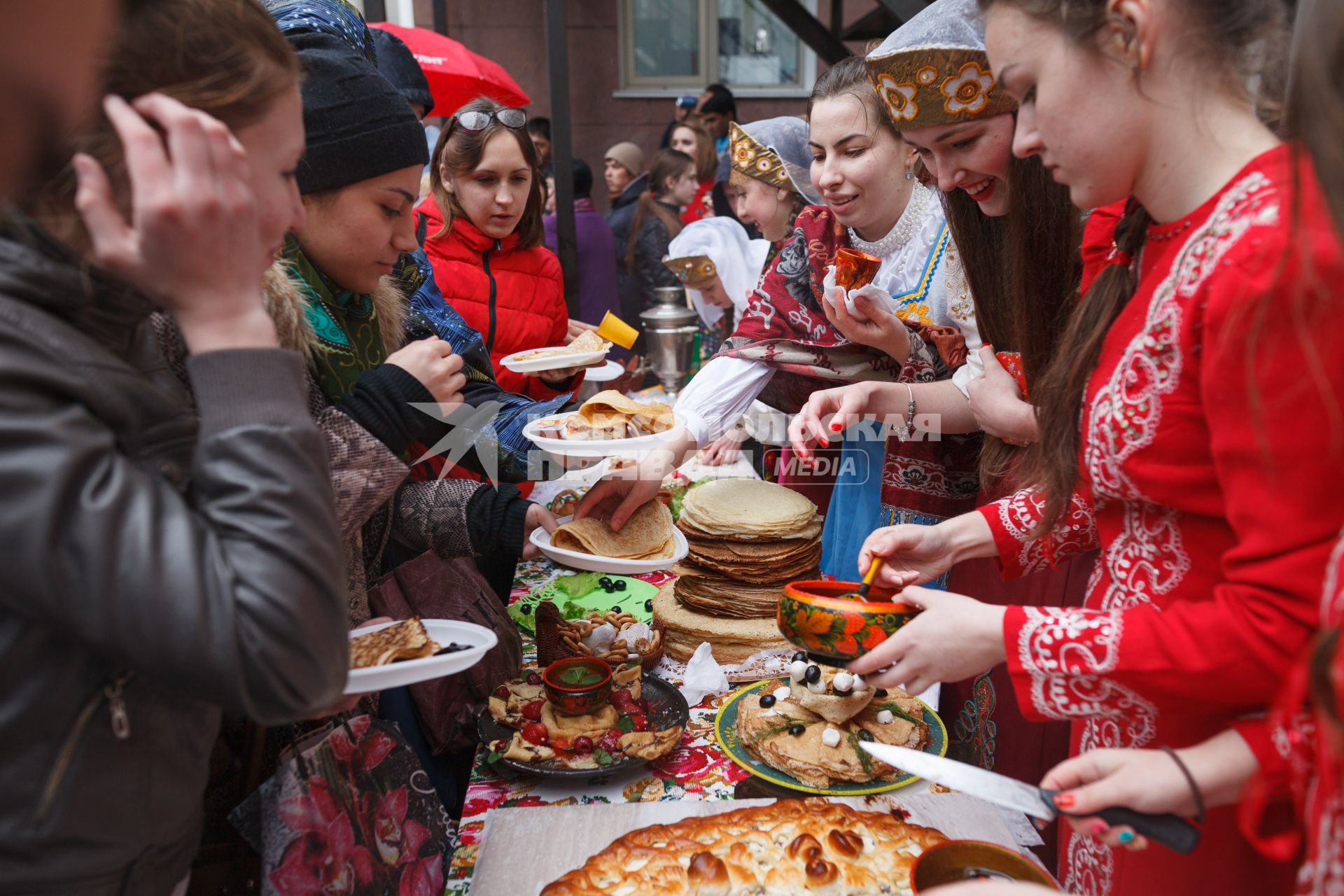 Ставрополь. Праздничный стол с блинами и оладьями во время народных гуляний на масленицу.