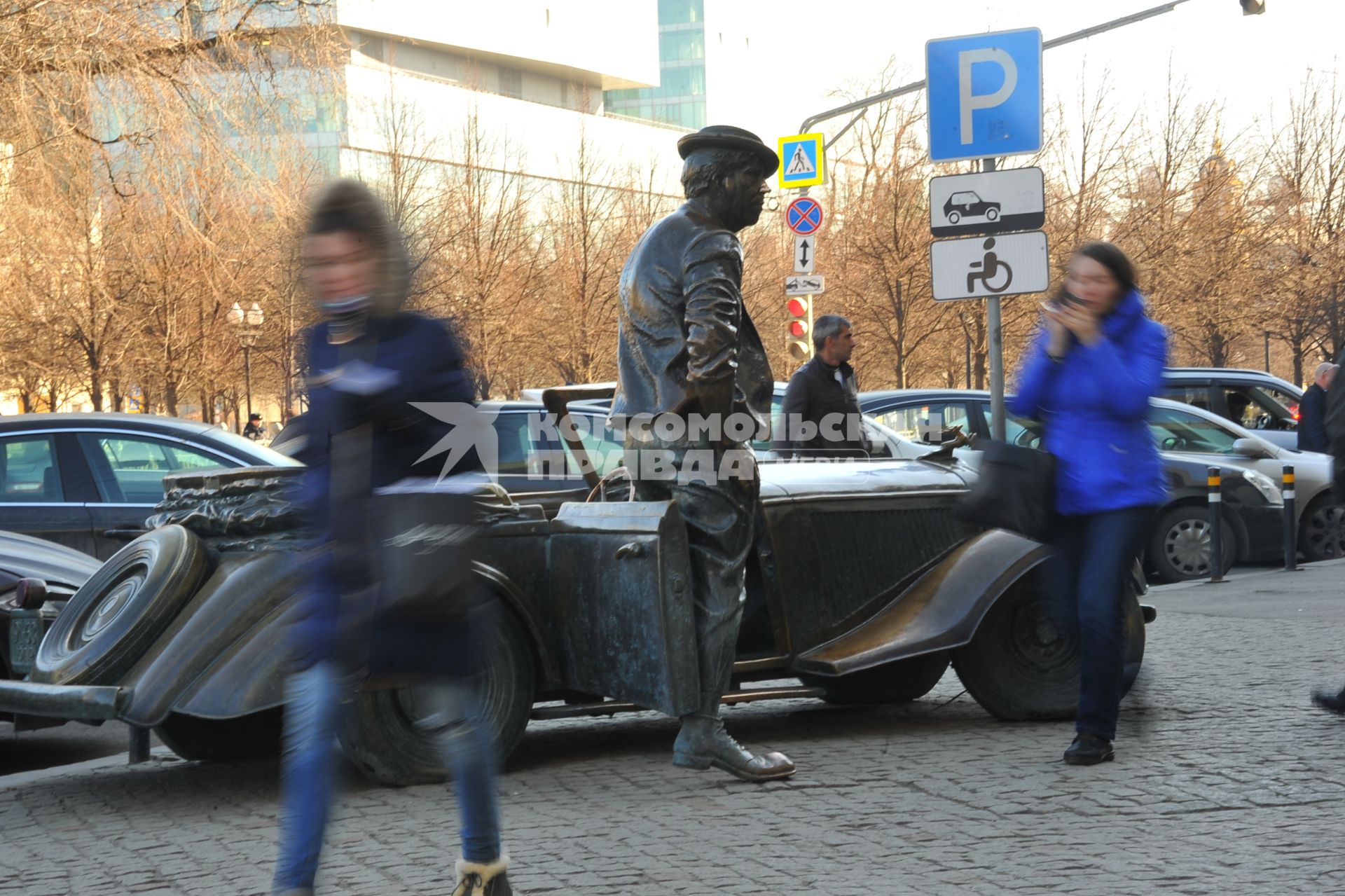 Москва. В центре  города  установили знак `Парковка только для резидентов`.