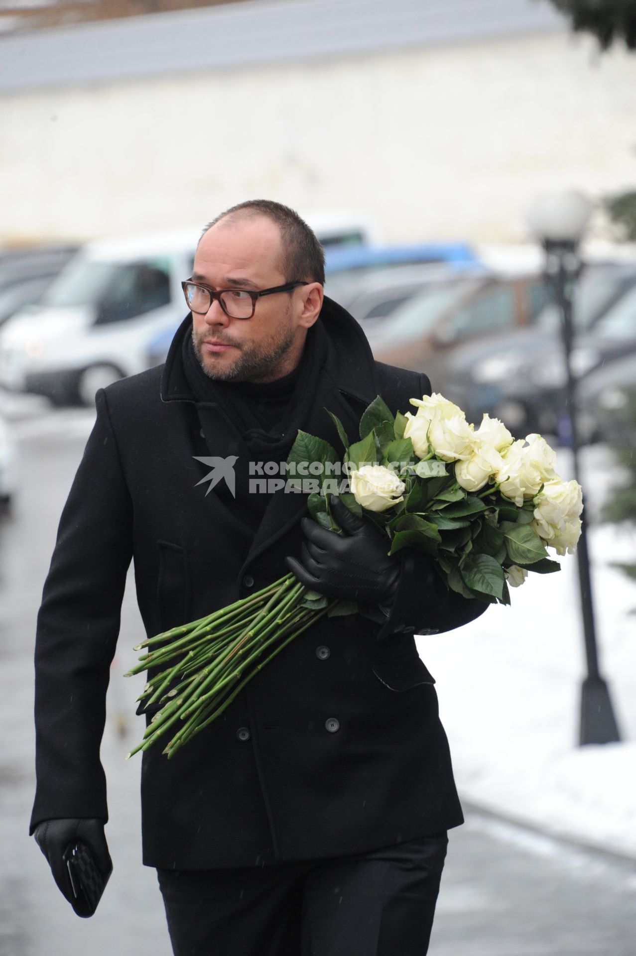 Москва.   Актер Максим Аверин перед церемонией прощания с актрисой Натальей Крачковской на Троекуровском кладбище.