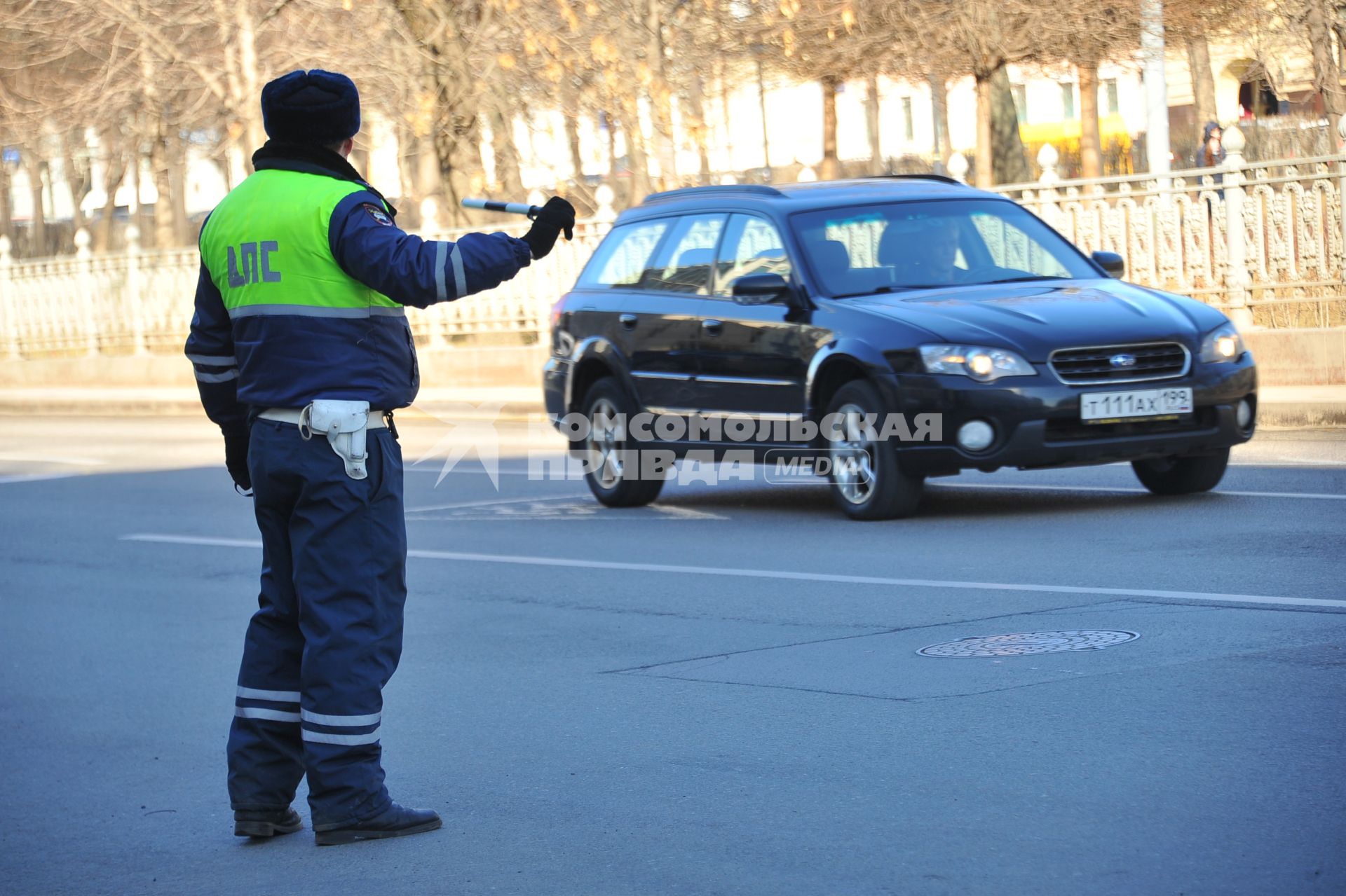 Москва. Сотрудник ДПС помогает  на улице города