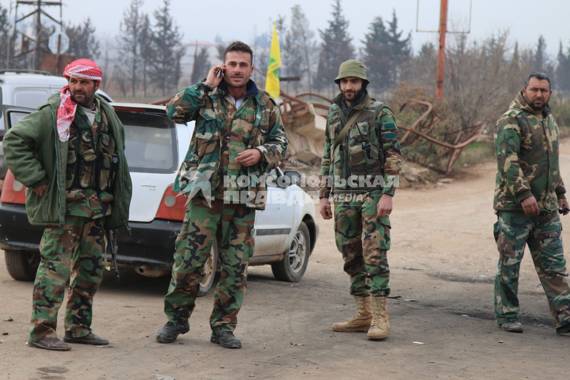 Сирия, провинция Алеппо. Военнослужащие сирийской армии на освобожденной части трассы Дамаск - Алеппо.