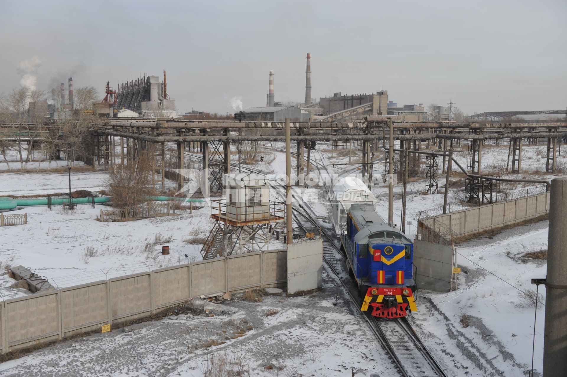 Челябинск.  Локомотив на фоне металлургического комбината.