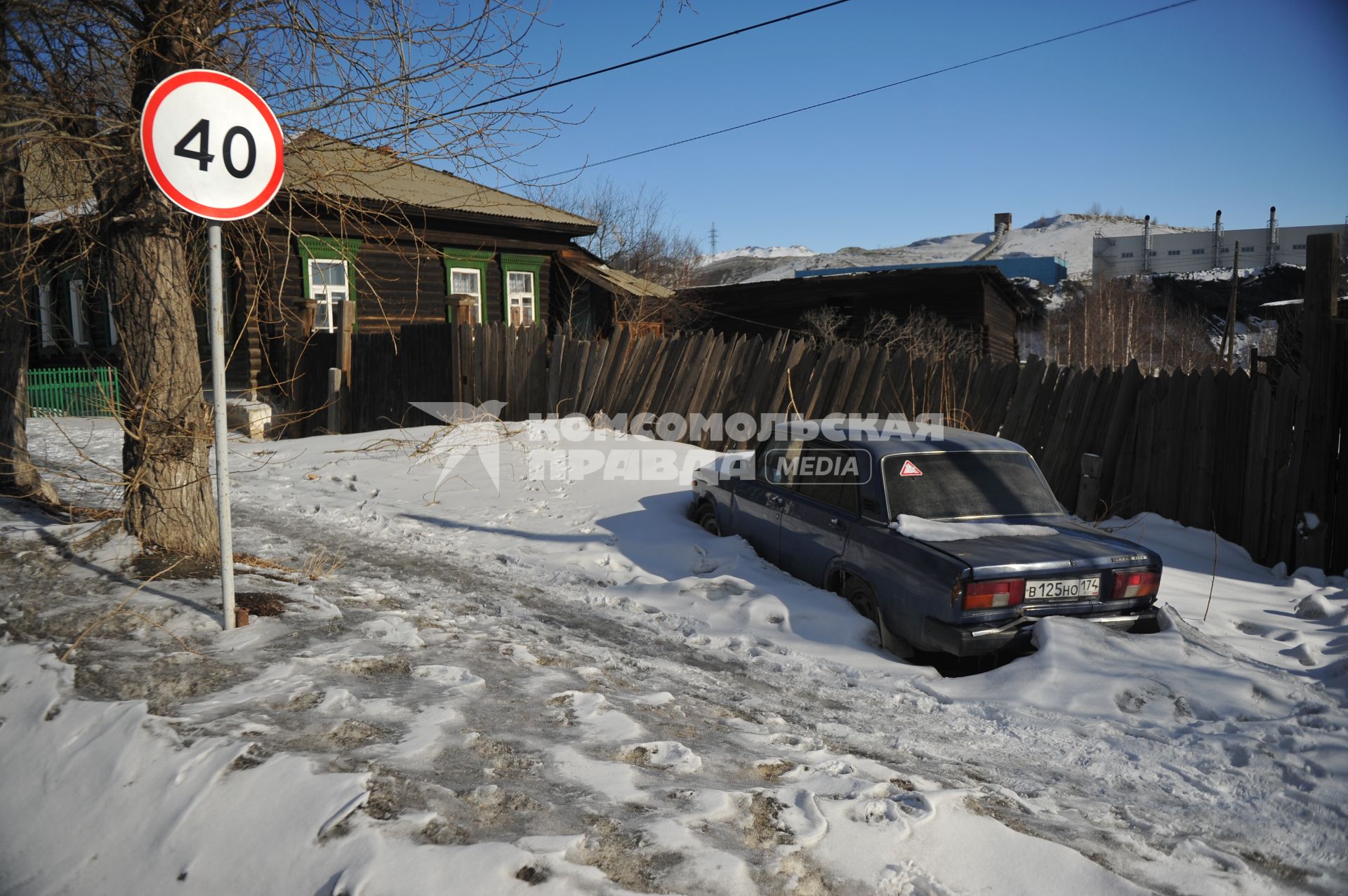 Карабаш.  Машина в снегу на улице города.