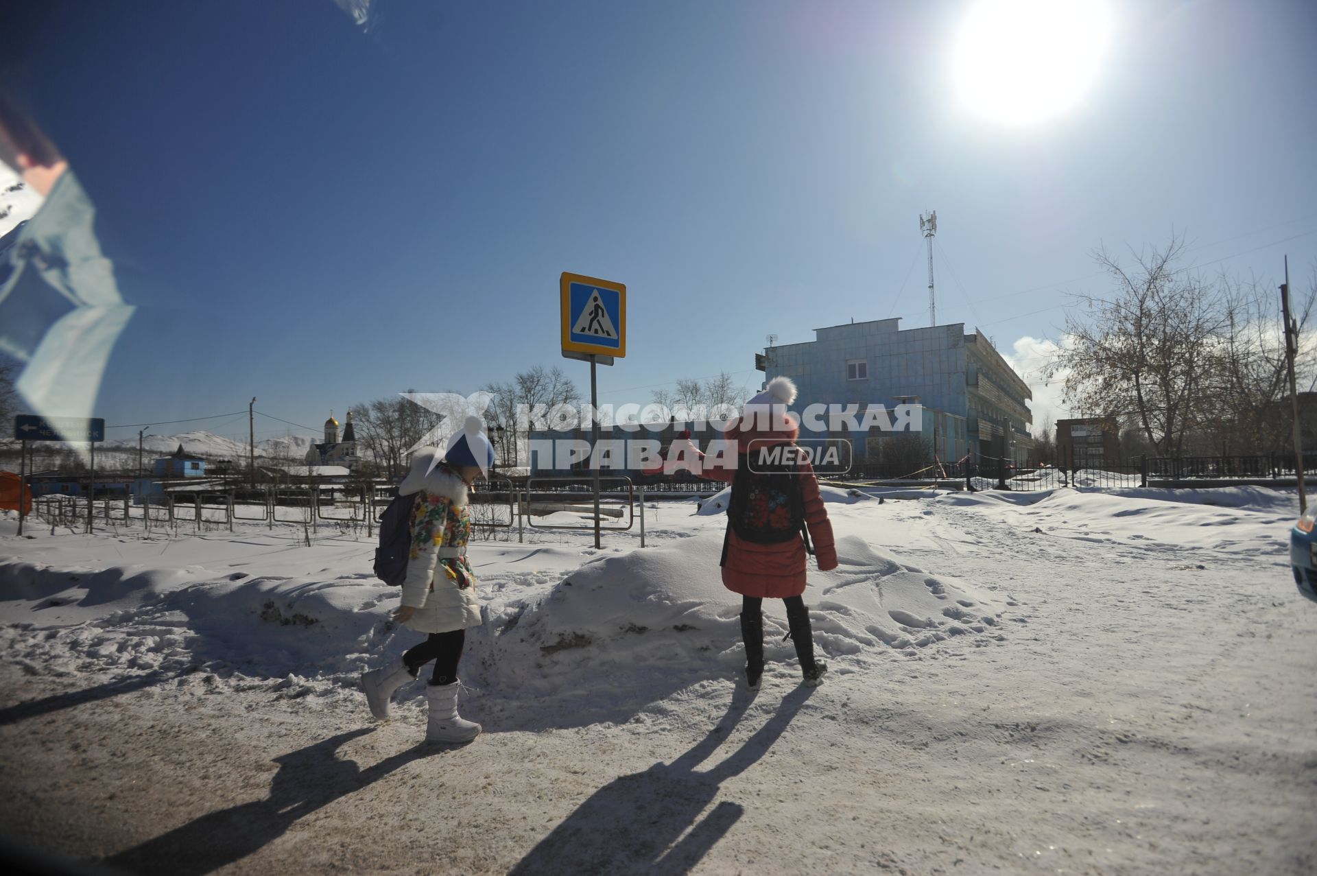 Карабаш.  Школьницы переходят улицу.