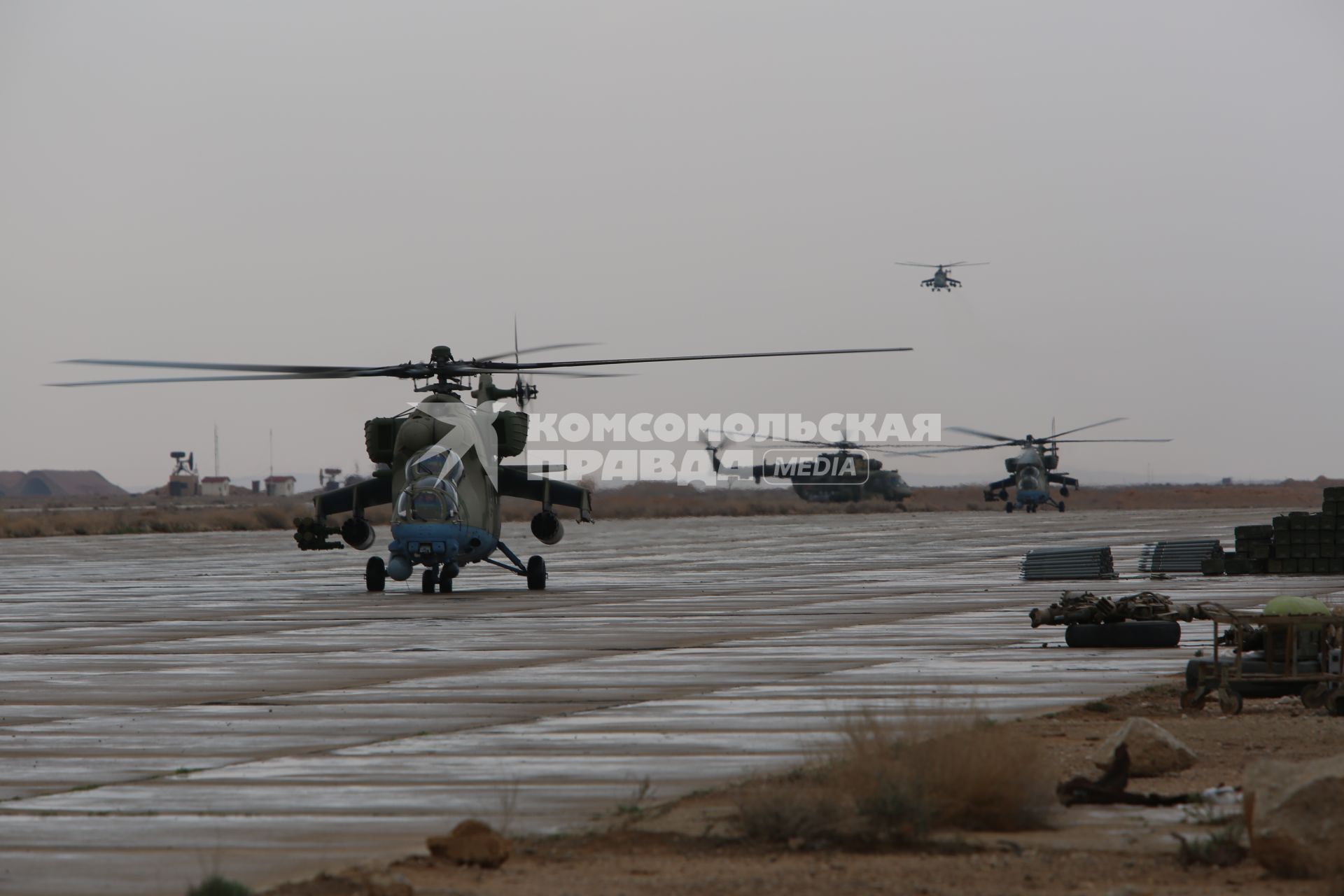 Сирия. Вертолет Ми-24 российских ВВС на сирийской авиабазе под Пальмирой.