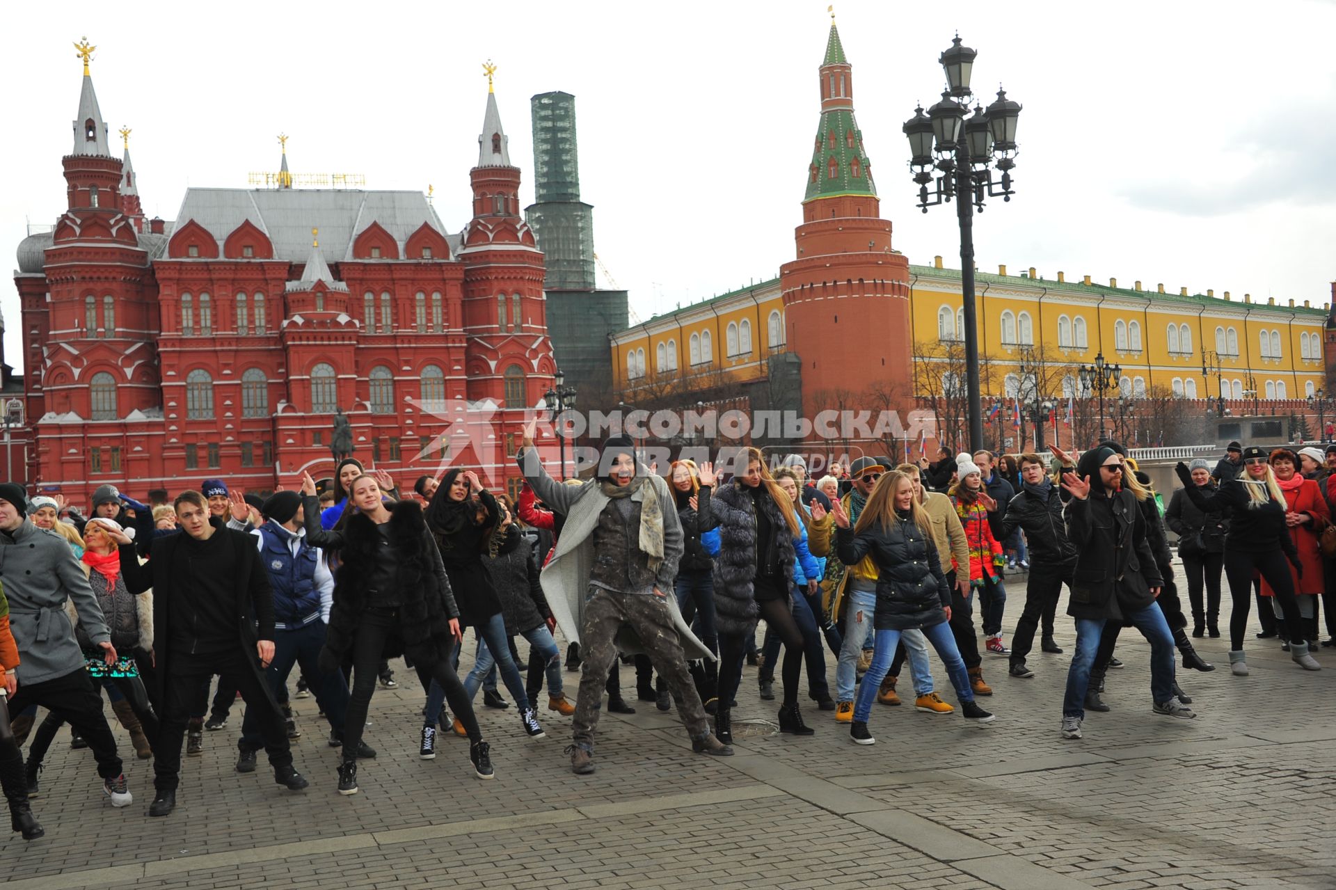 Москва. Филипп Киркоров  и его поклонники устроили  на Манежной площади флешмоб в честь премьеры артиста, которая состоялась накануне.