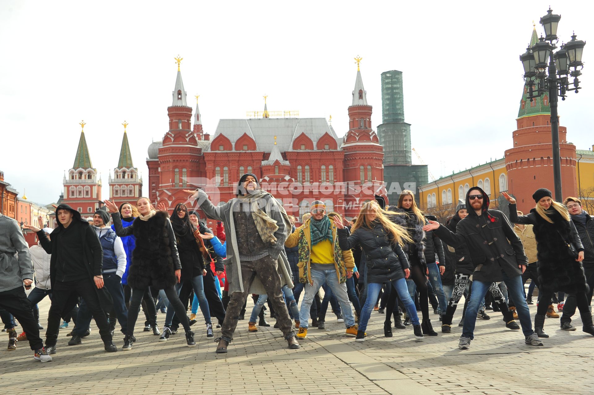 Москва. Филипп Киркоров  и его поклонники устроили  на Манежной площади флешмоб в честь премьеры артиста, которая состоялась накануне.