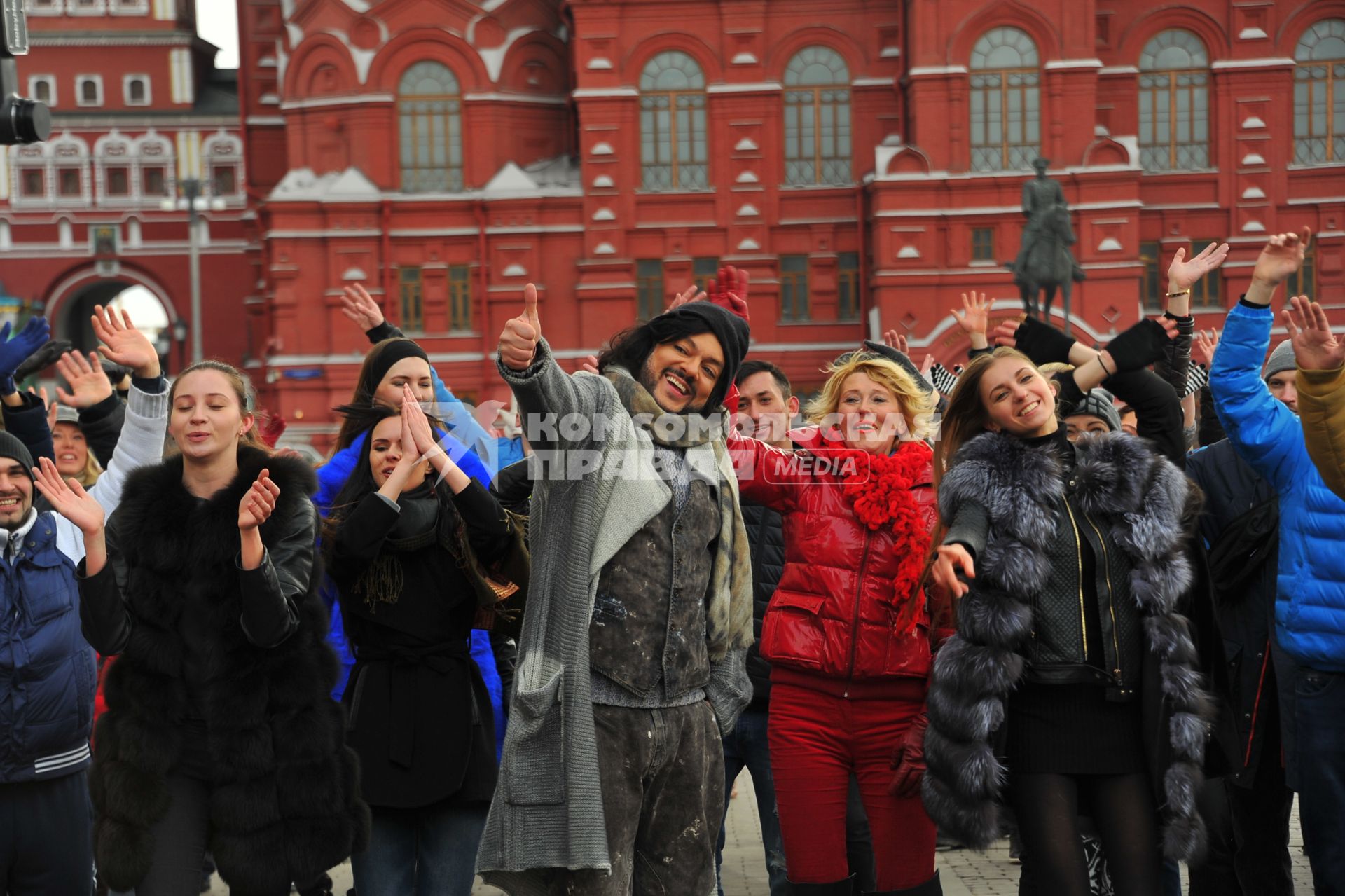 Москва. Филипп Киркоров  и его поклонники устроили  на Манежной площади флешмоб в честь премьеры артиста, которая состоялась накануне.