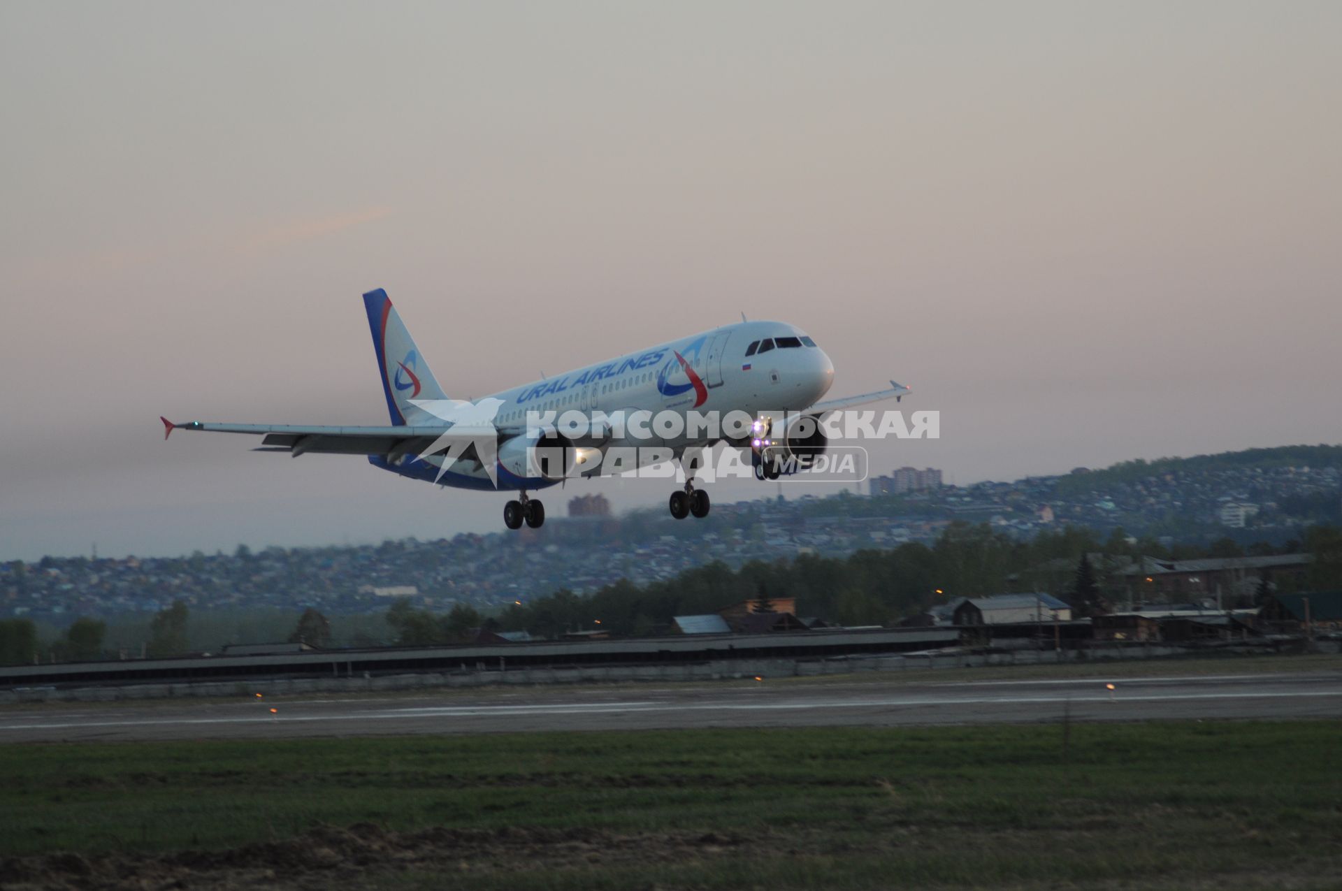 Иркутск. Самолет Airbus  A320  Уральских авиалиний  (Ural Airlines).