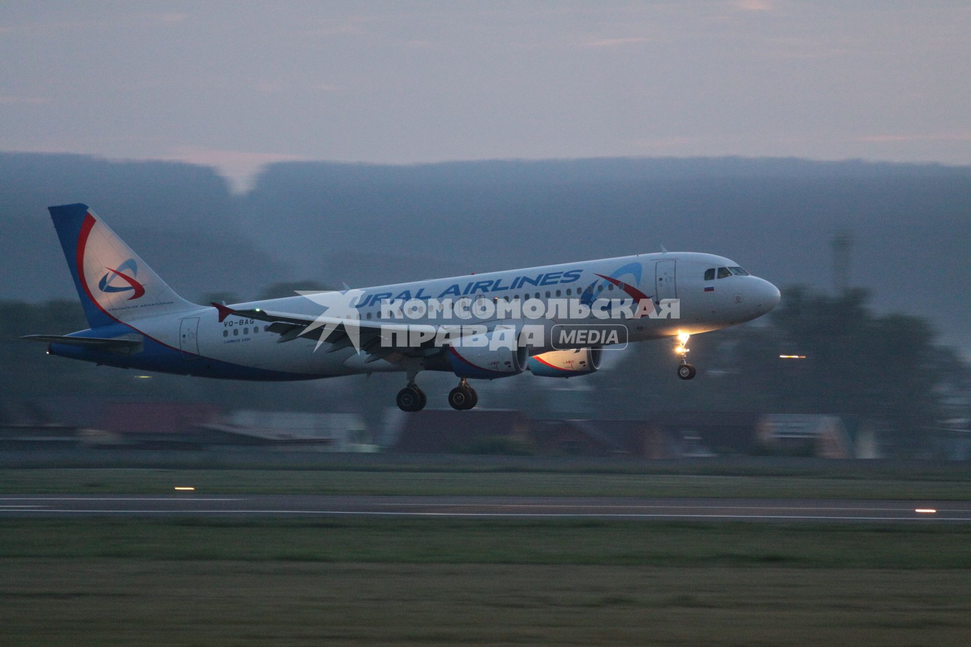 Иркутск. Самолет Airbus  A320  Уральских авиалиний  (Ural Airlines).