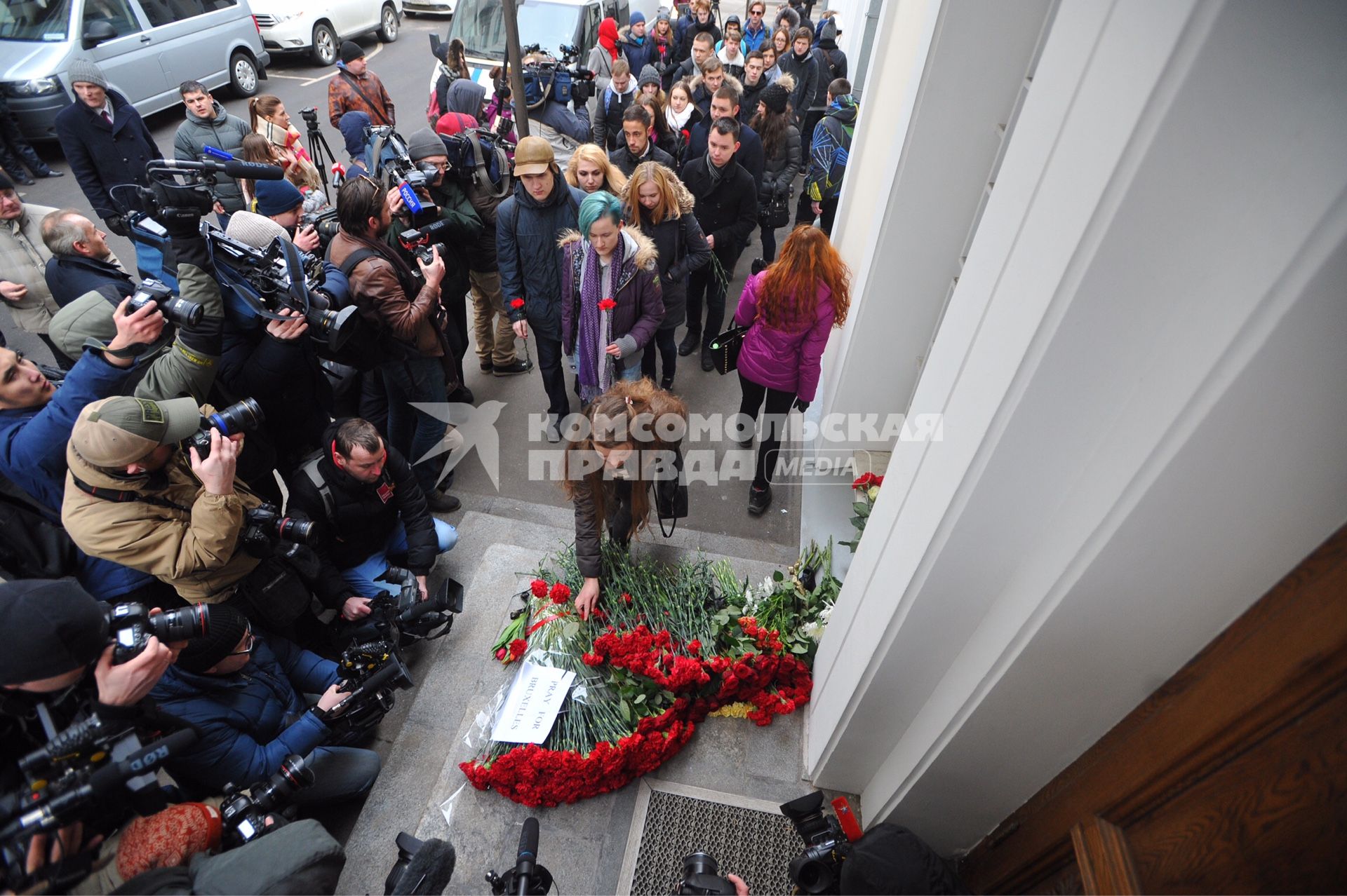 Москва. Возложение цветов к посольству Бельгии в память о погибших в результате серии терактов в Брюсселе.