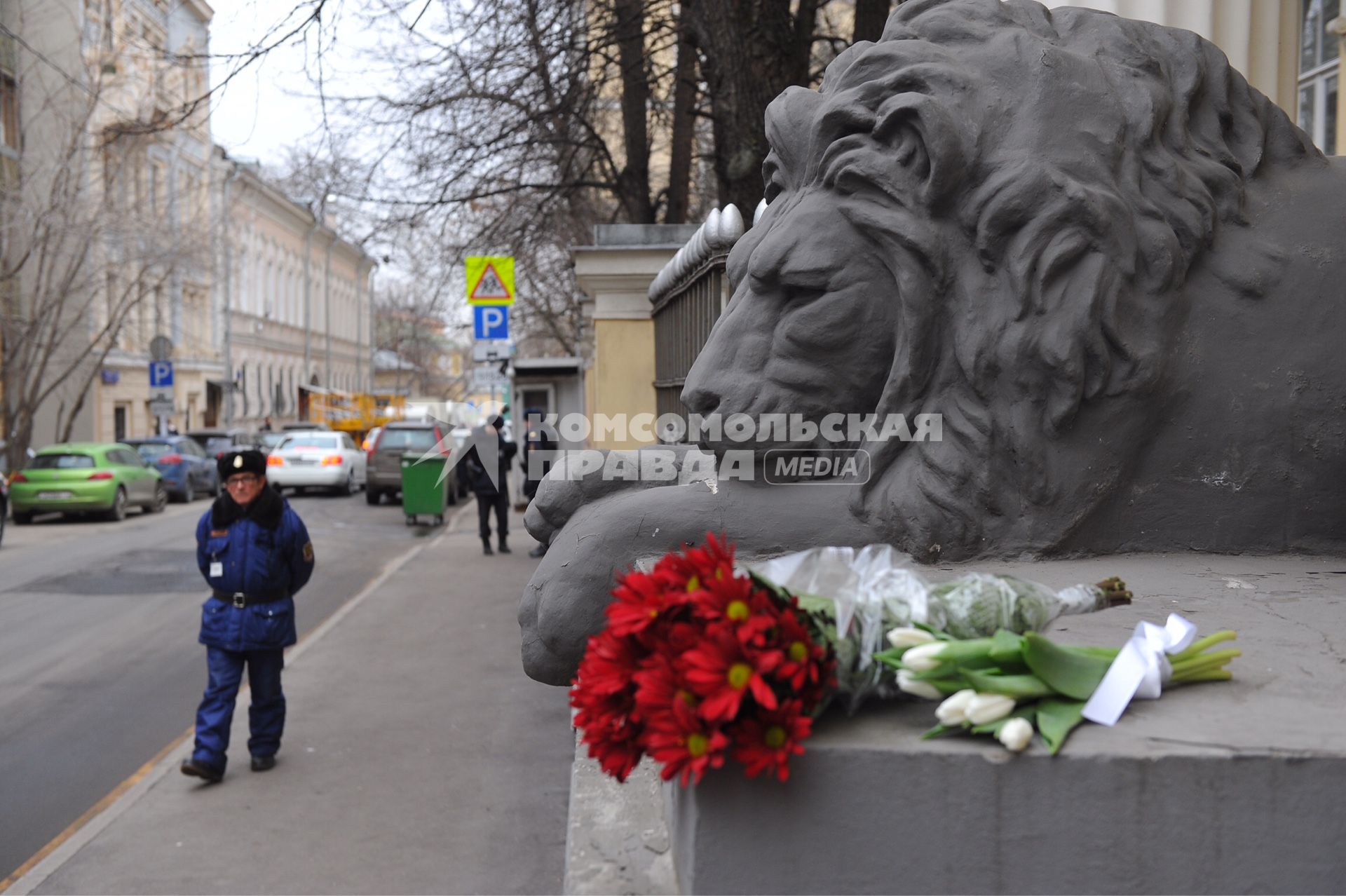 Москва. Возложение цветов к посольству Бельгии в память о погибших в результате серии терактов в Брюсселе.