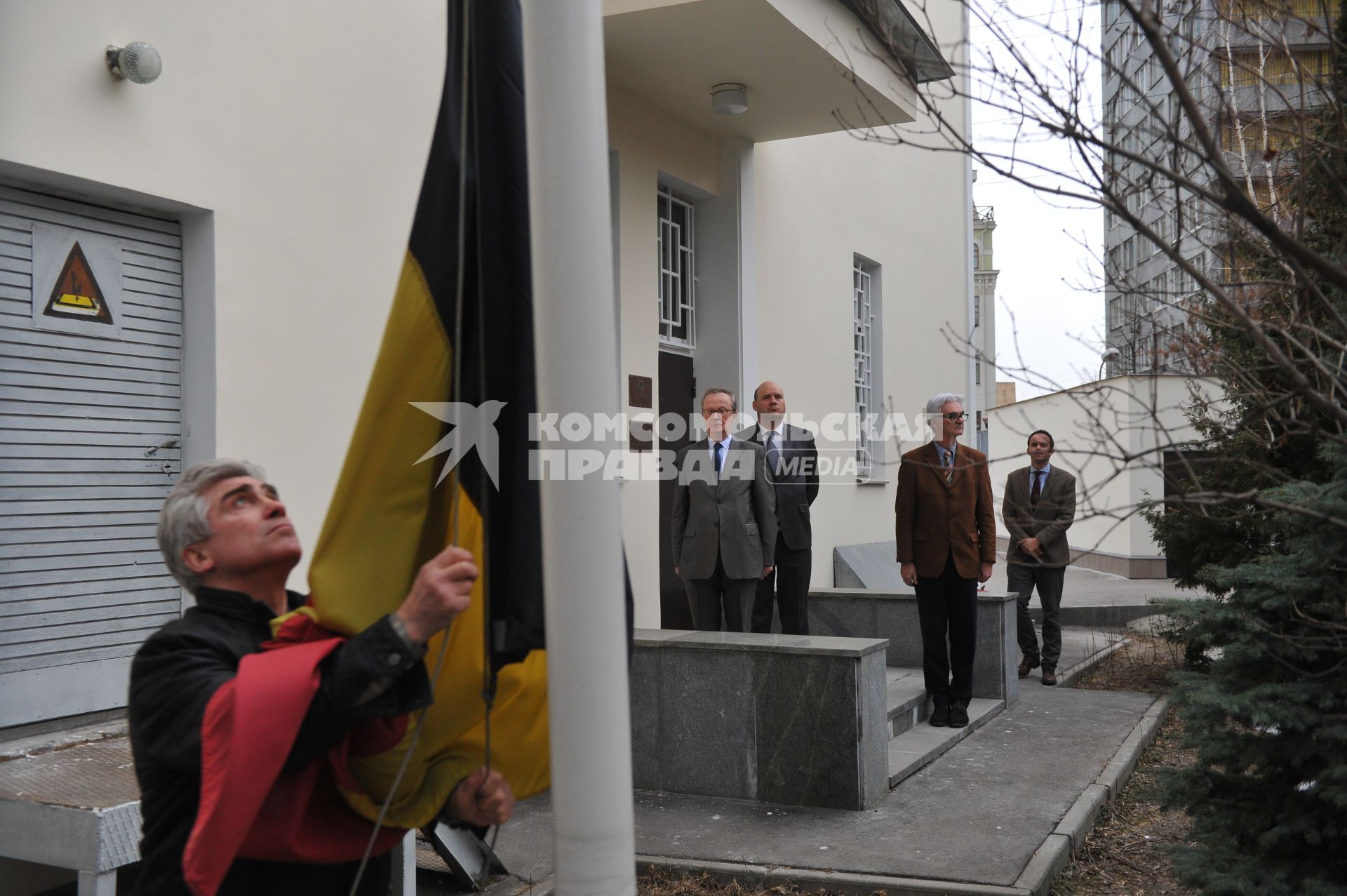 Москва. Бельгийский посол Алекс ван Меувен  (второй слева) рядом с приспущенным  флагом у посольства Бельгии   в память о погибших в результате серии терактов в Брюсселе.