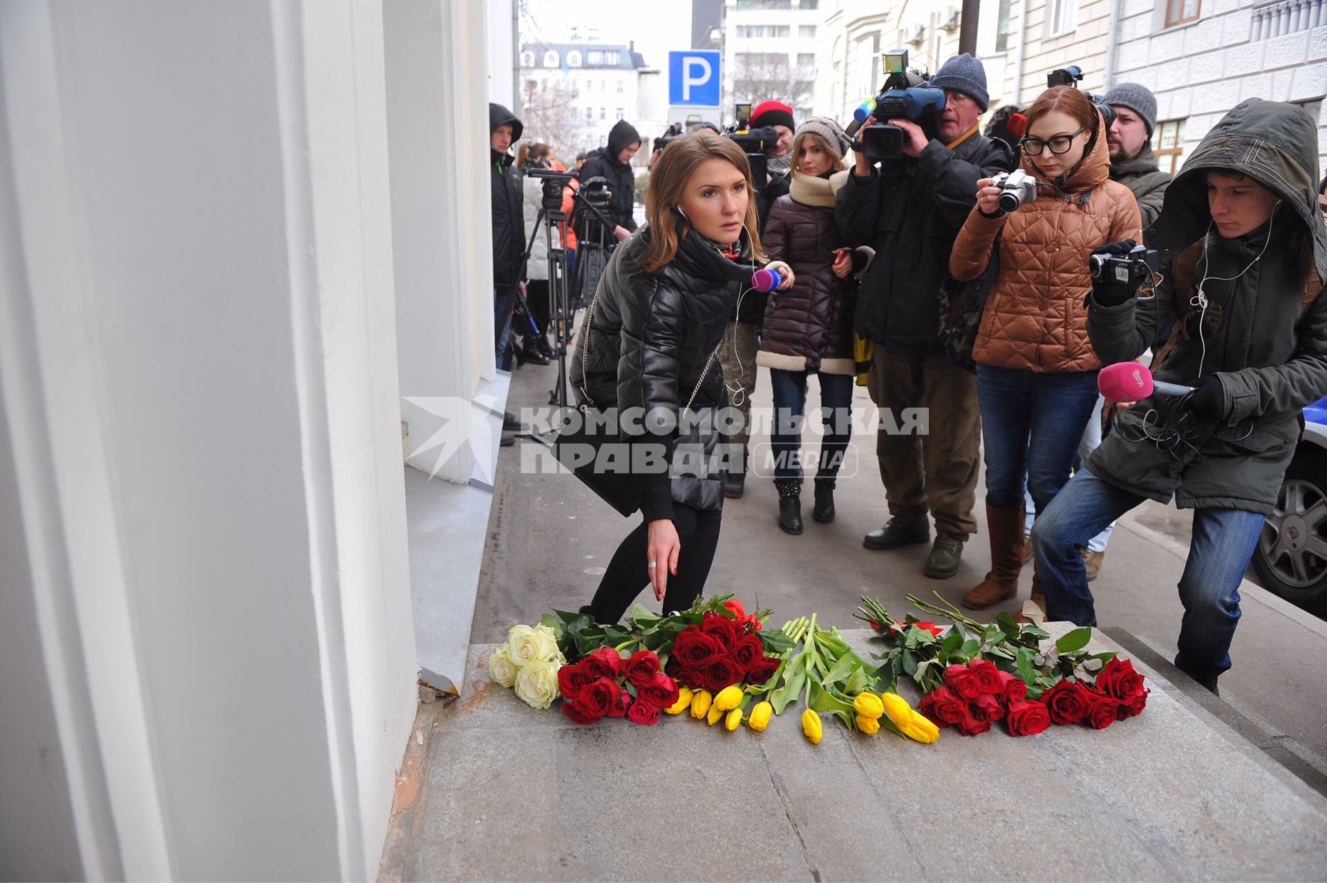 Москва. Возложение цветов к посольству Бельгии в память о погибших в результате серии терактов в Брюсселе.