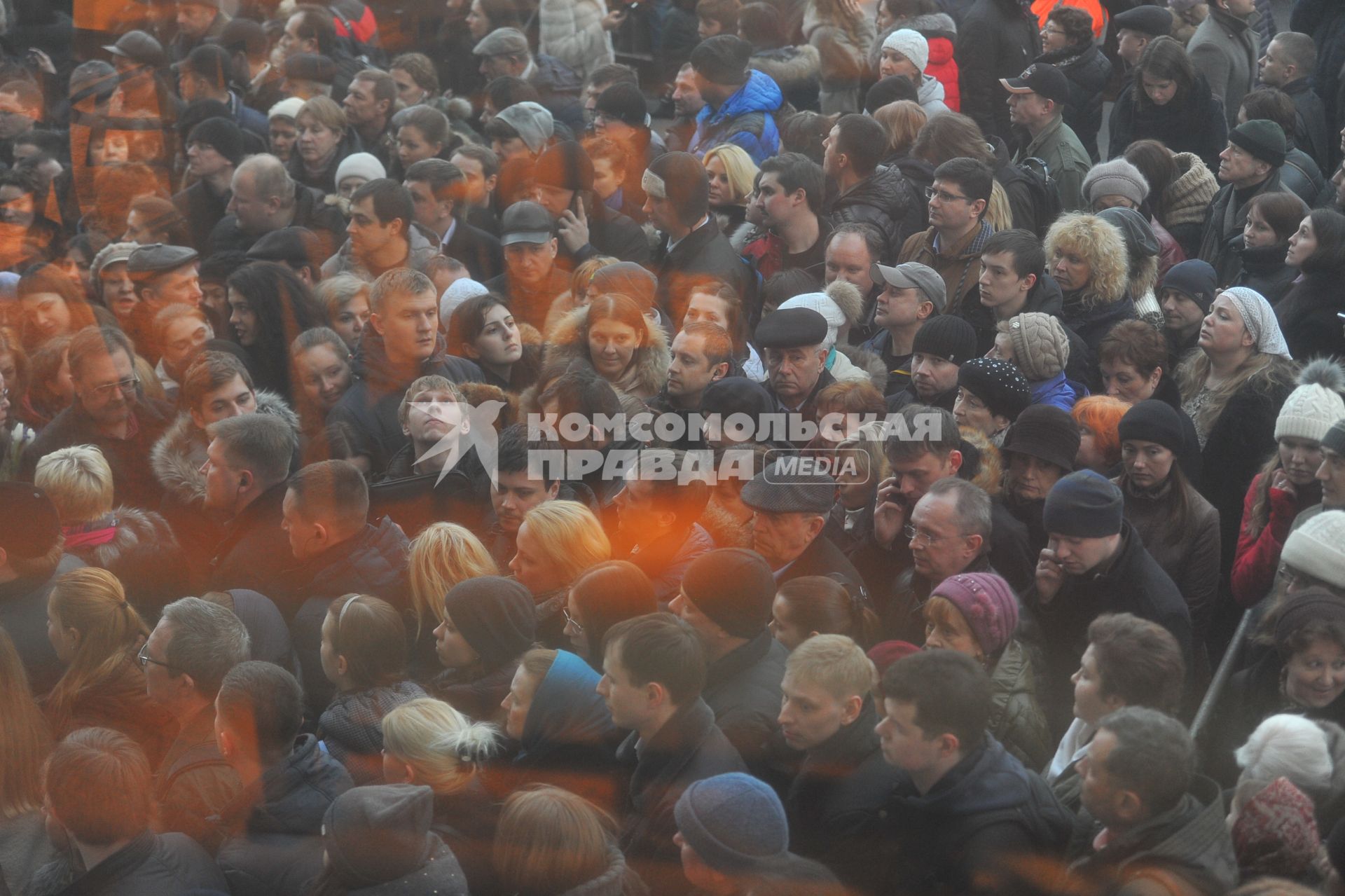 Москва. Толпа  в час пик на  входе станции `Октябрьская` кольцевой линии столичного метро во время особого режима движения поездов, связанного с ремонтными работами.