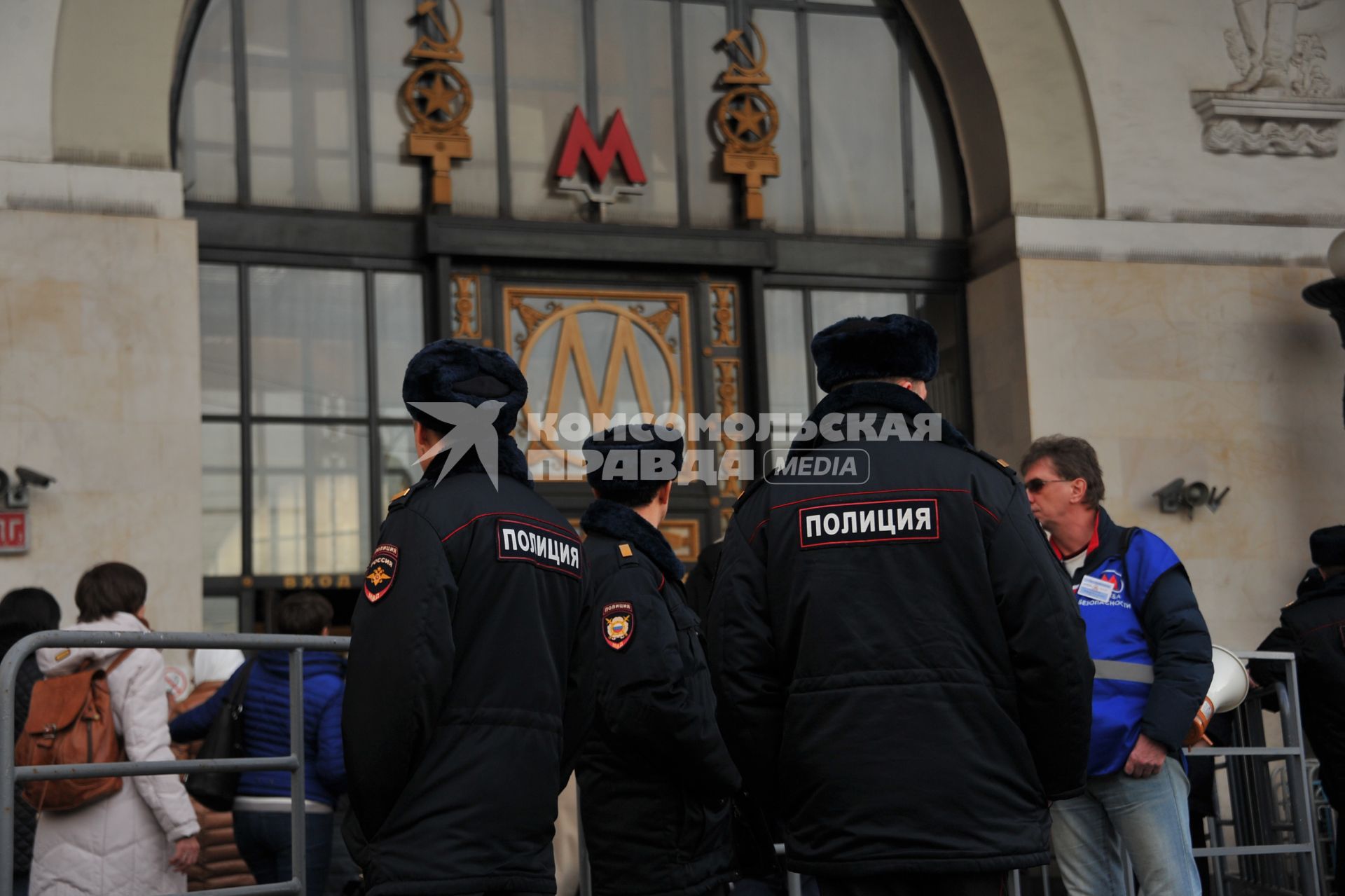 Москва. Полиция на  входе станции `Октябрьская` кольцевой линии столичного метро во время особого режима движения поездов, связанного с ремонтными работами.