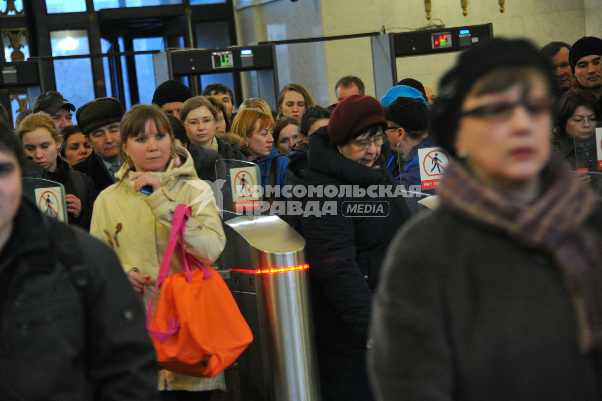 Москва. Пассажиры  в час пик на  входе станции `Октябрьская` кольцевой линии столичного метро во время особого режима движения поездов, связанного с ремонтными работами.