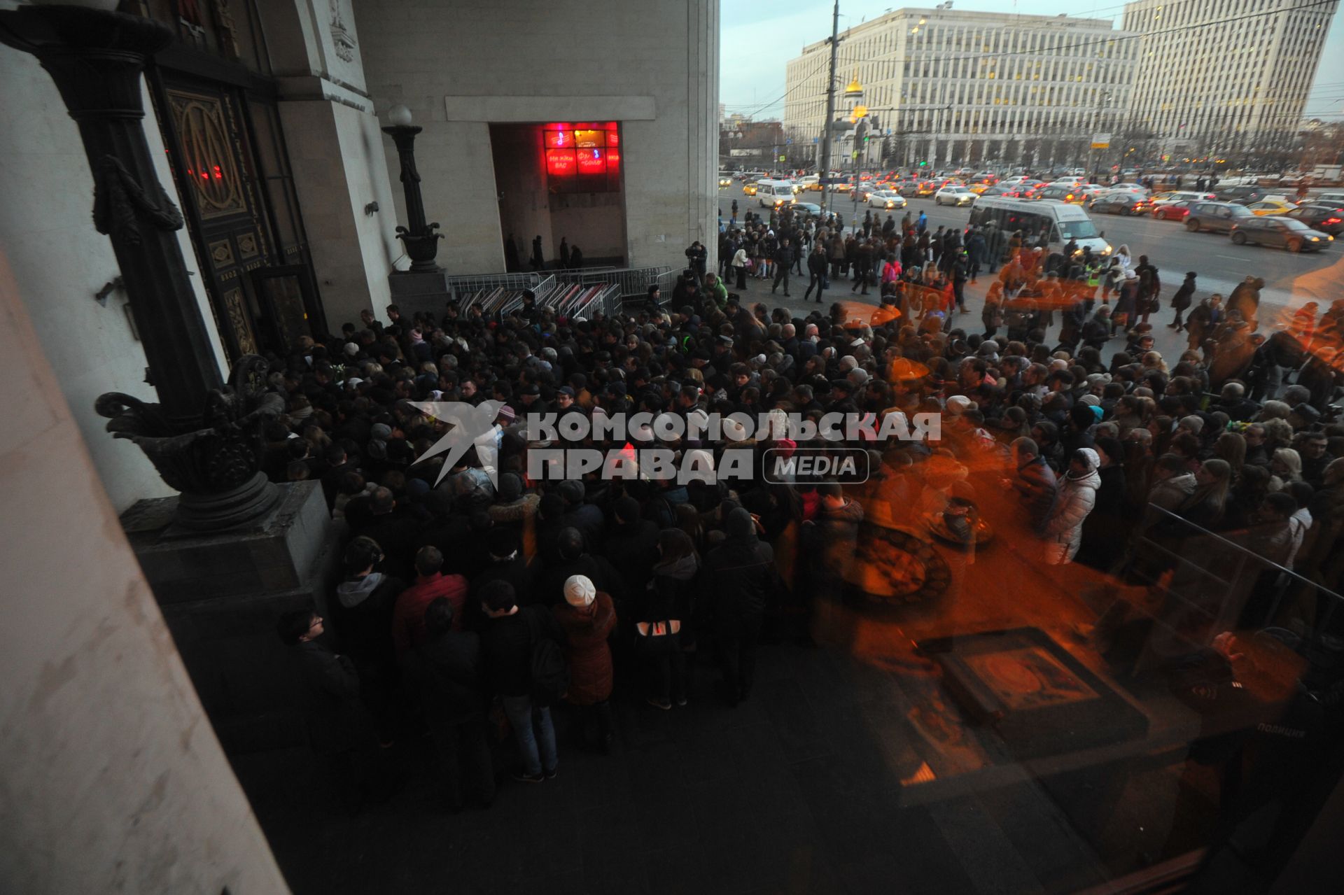 Москва. Толпа  в час пик на  входе станции `Октябрьская` кольцевой линии столичного метро во время особого режима движения поездов, связанного с ремонтными работами.