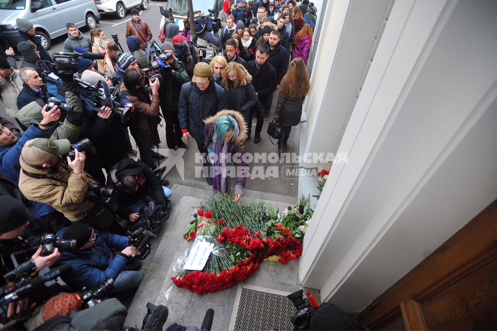 Москва. Возложение цветов к посольству Бельгии в память о погибших в результате серии терактов в Брюсселе.