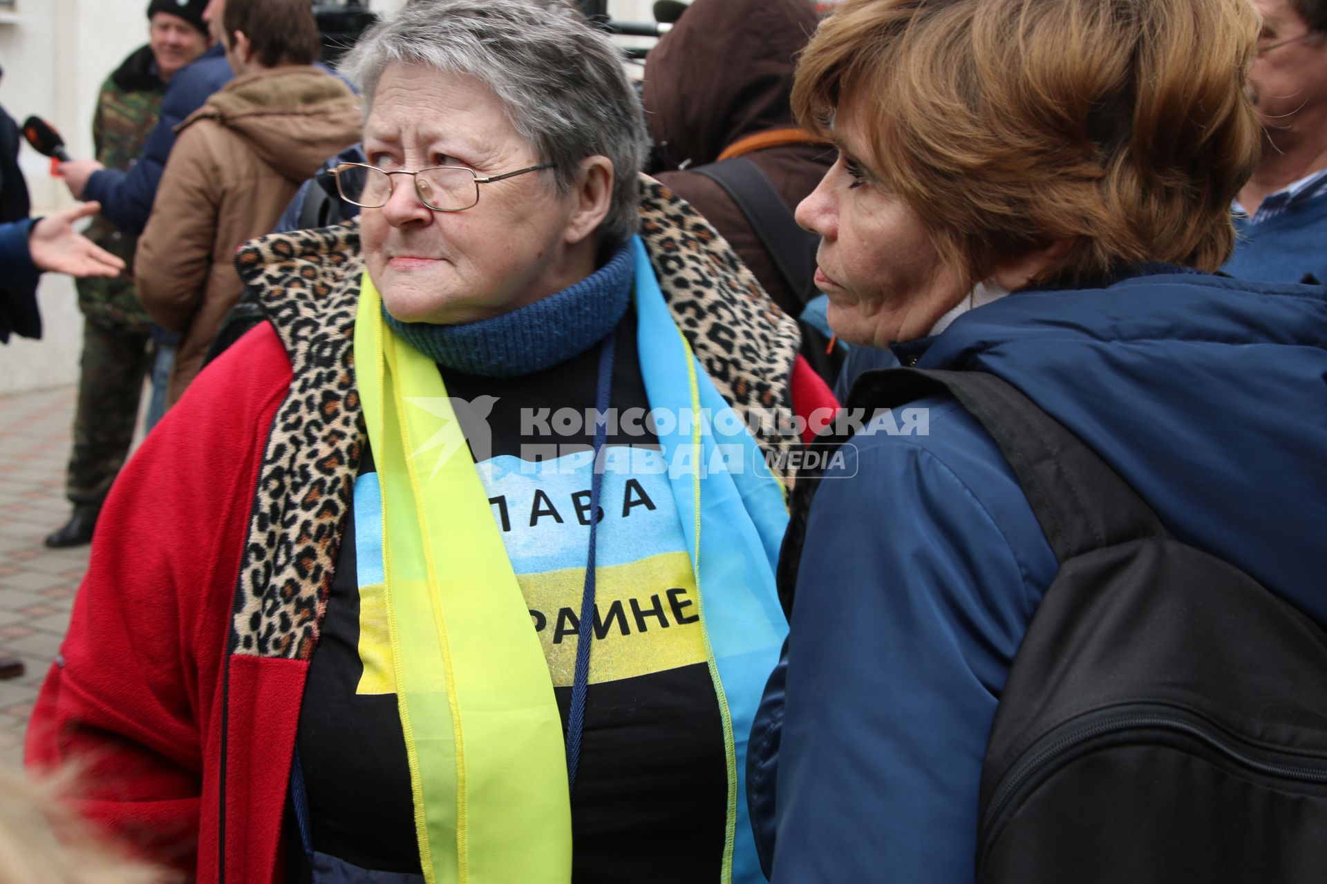 Дорнецк. Ростовская область.  Группа поддержки около здания  Донецкого городского суда,где проходит оглашение приговора гражданке Украины Надежде Савченко.