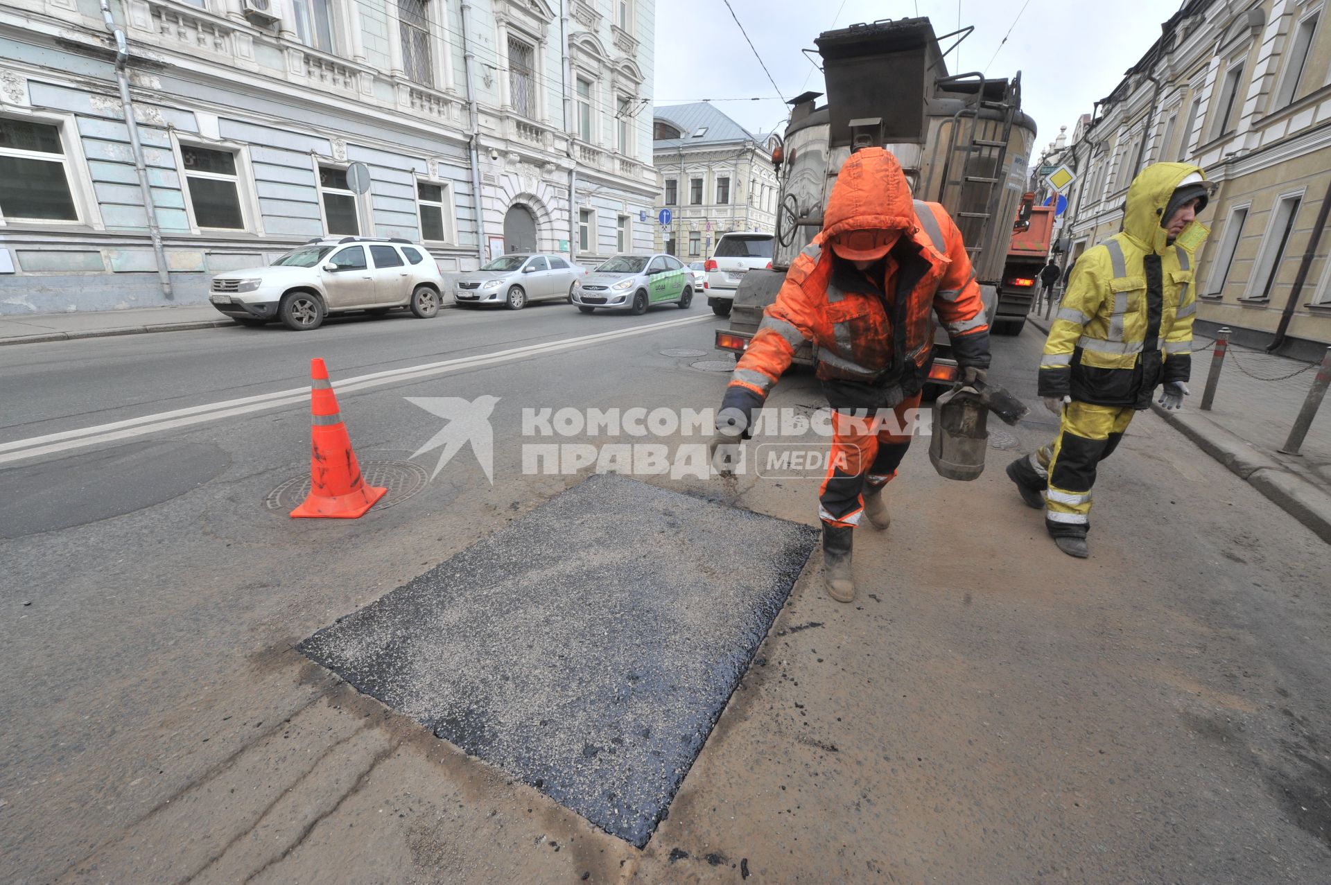 Москва. Дорожные рабочие во время выполнения работ по ямочному ремонту дорог  на улице Николоямская.