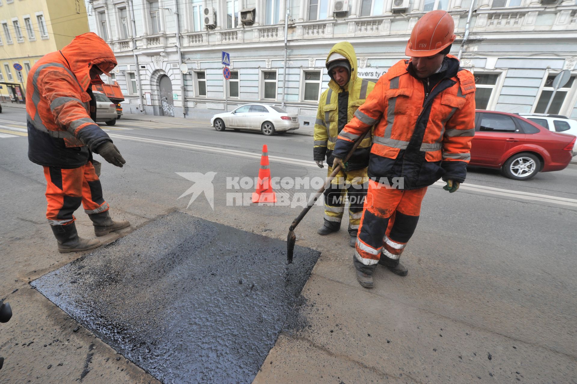 Москва. Дорожные рабочие во время выполнения работ по ямочному ремонту дорог  на улице Николоямская.