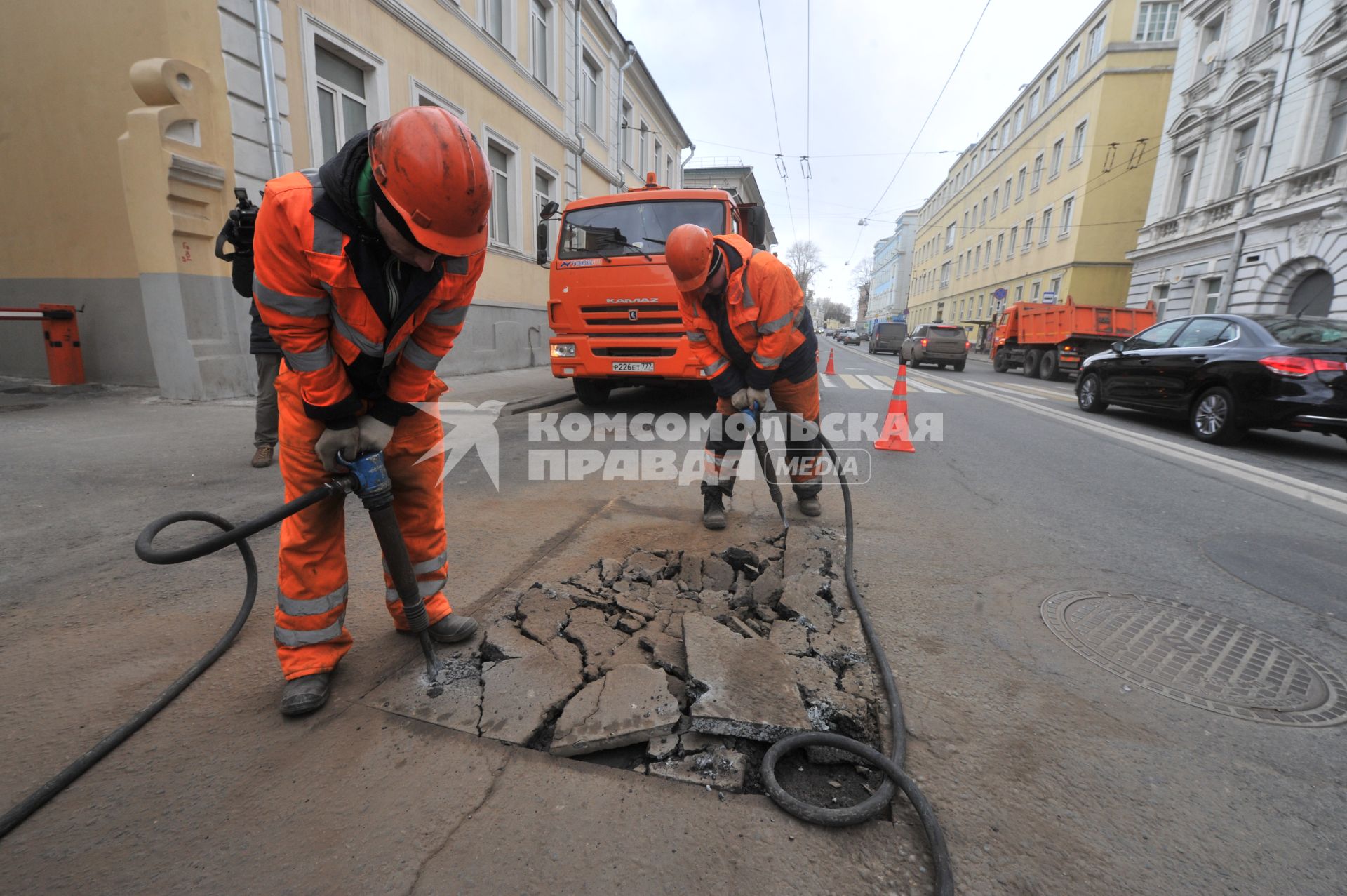 Москва. Дорожные рабочие во время выполнения работ по ямочному ремонту дорог  на улице Николоямская.