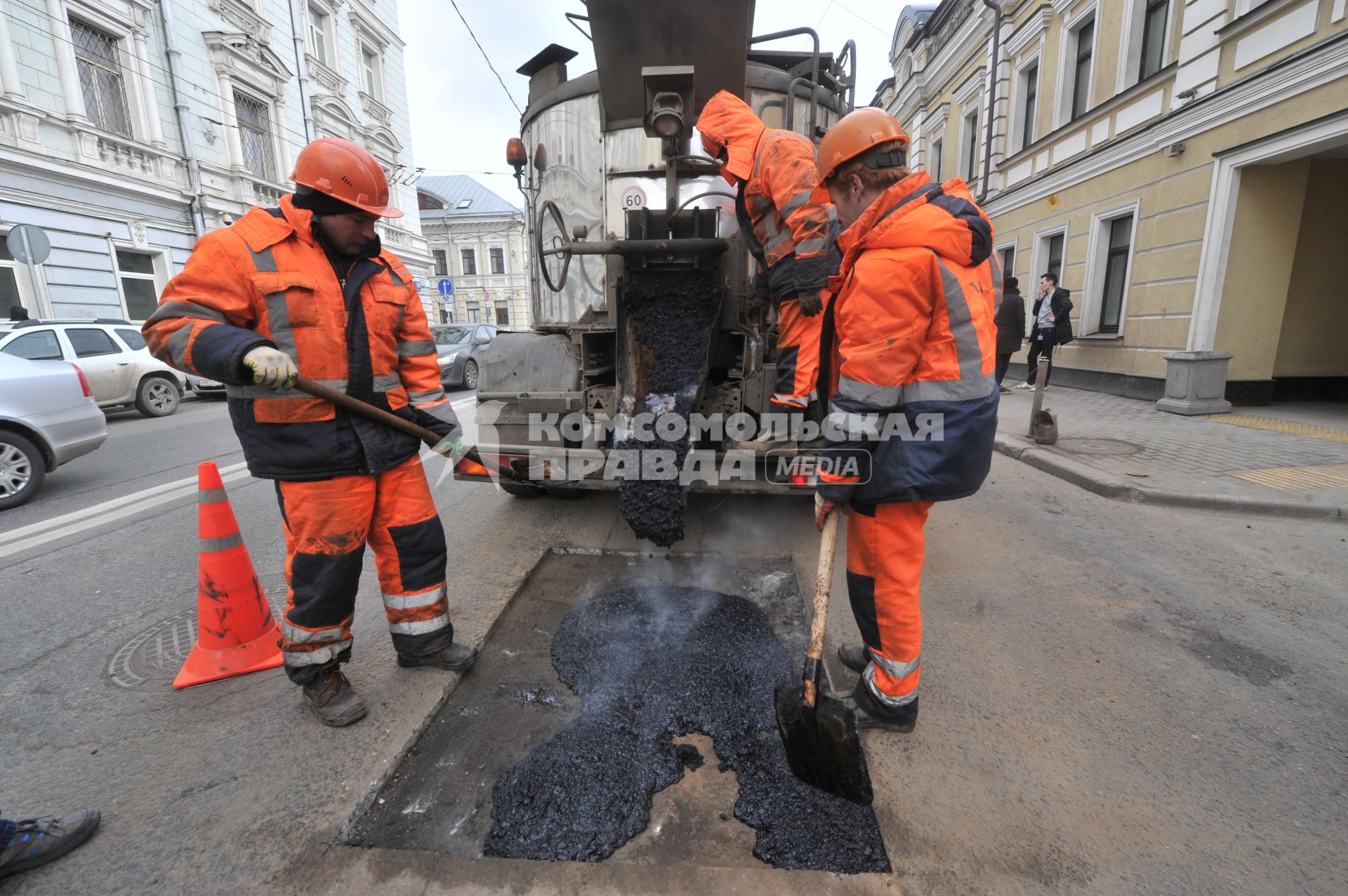 Москва. Дорожные рабочие во время выполнения работ по ямочному ремонту дорог  на улице Николоямская.