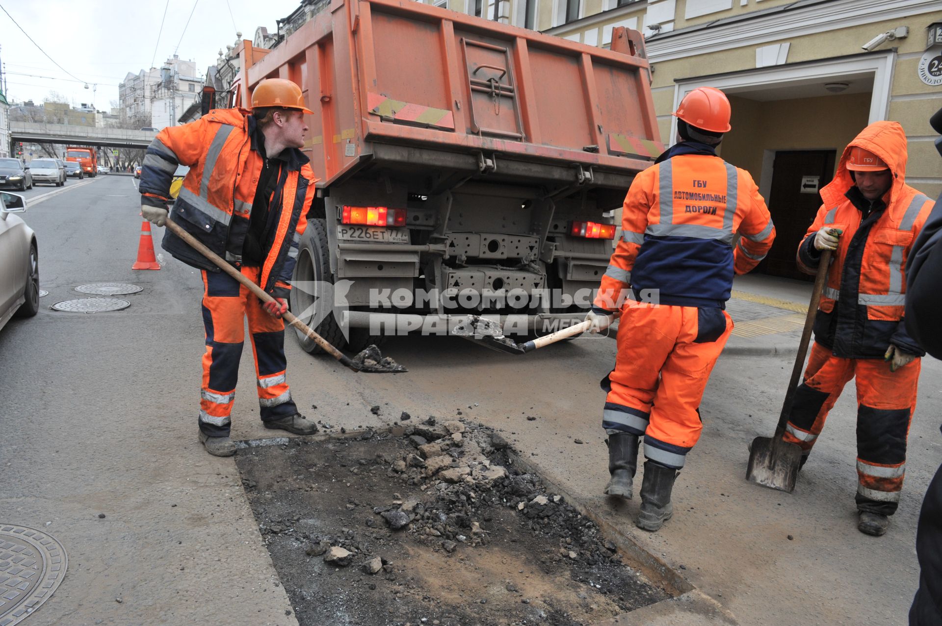 Москва. Дорожные рабочие во время выполнения работ по ямочному ремонту дорог  на улице Николоямская.