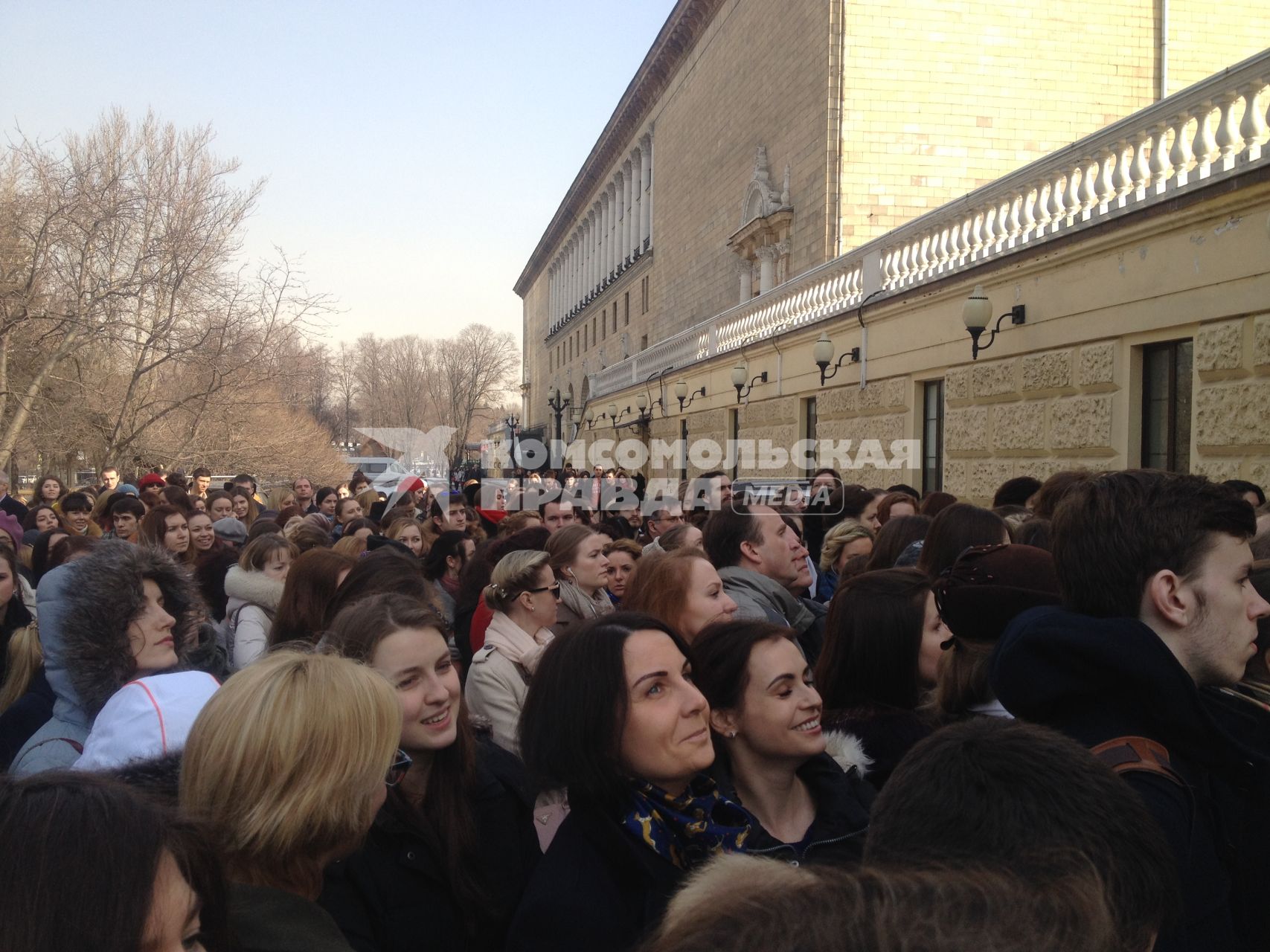 Москва. Очередь на `Мосфильм` из желающих пройти кастинг на роль актеров массовых сцен в фильме Карена Шахназарова `Анна Каренина`.