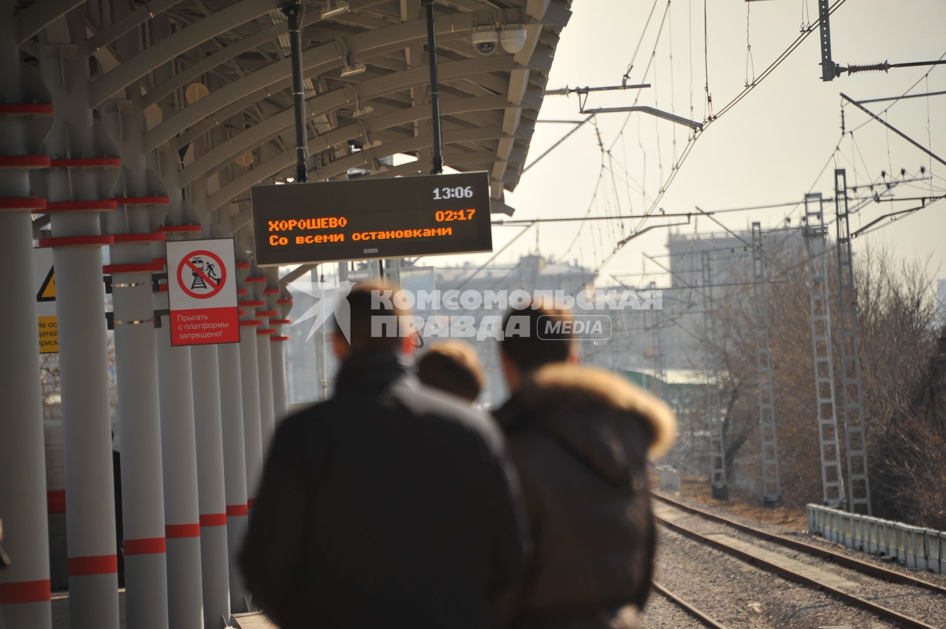 Москва.  Пассажиры на станции `Хорошево` Малого кольца Московской железной дороги.