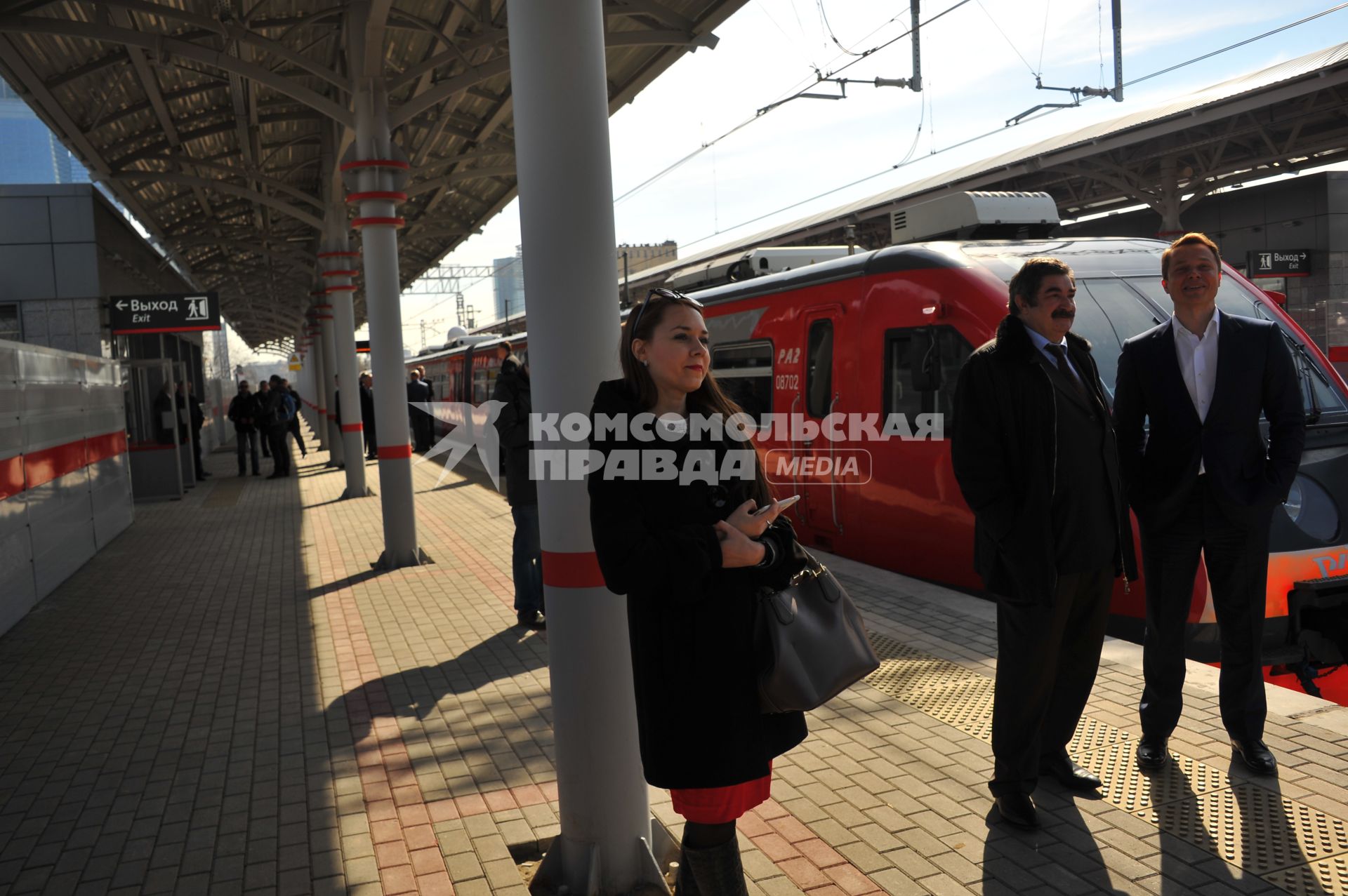 Москва.  Глава Департамента транспорта Москвы Максим Ликсутов   (справа) на станции `Хорошево` Малого кольца Московской железной дороги.