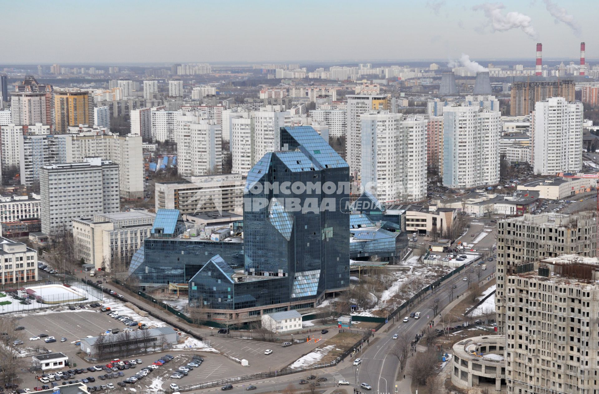 Москва.  Самый знаменитый  `недострой` города  - Бизнес- центр `Зенит` рядом с  метро Юго-Западная на проспекте Вернадского.