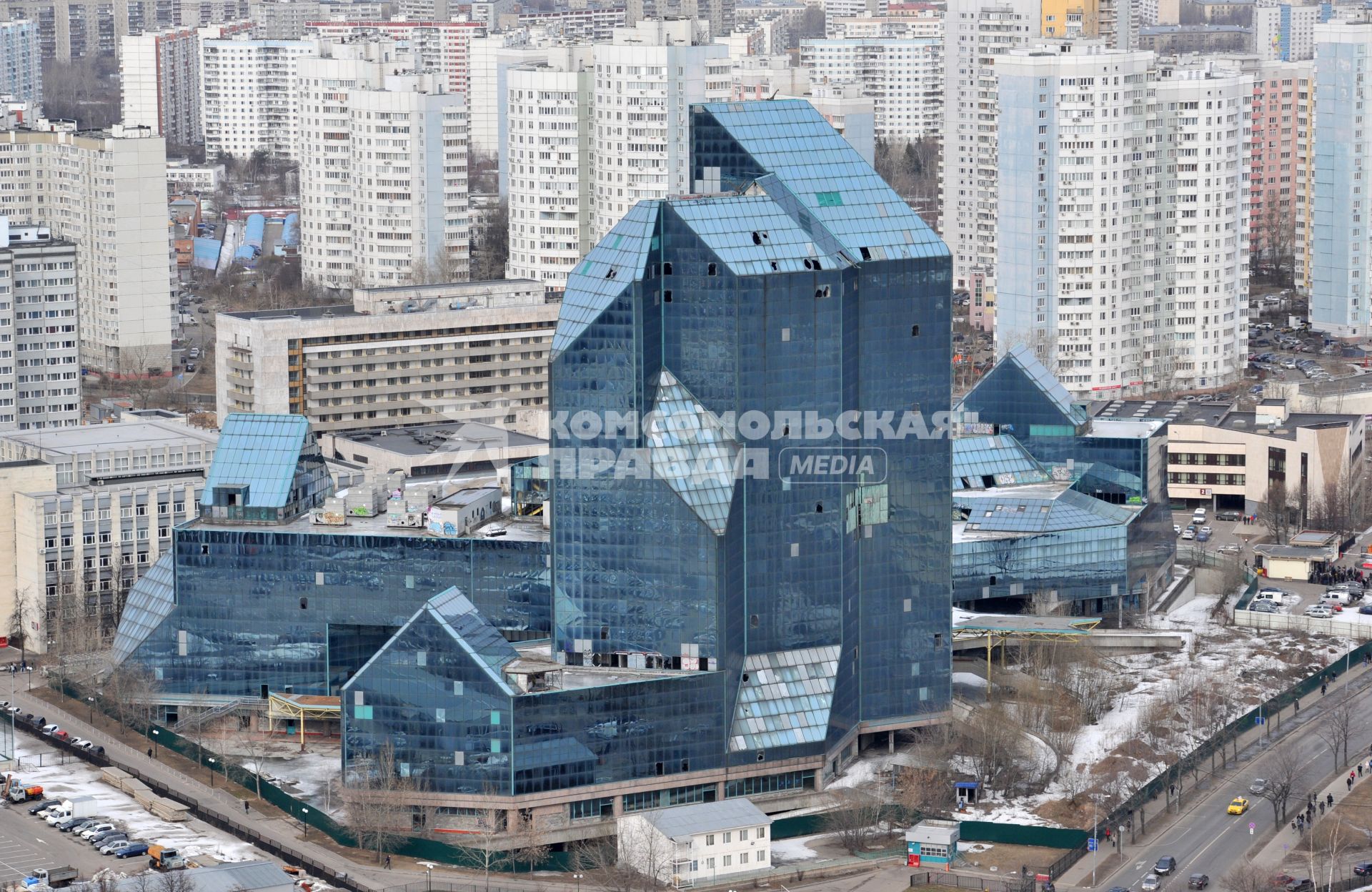 Москва.  Самый знаменитый  `недострой` города  - Бизнес- центр `Зенит` рядом с  метро Юго-Западная на проспекте Вернадского.