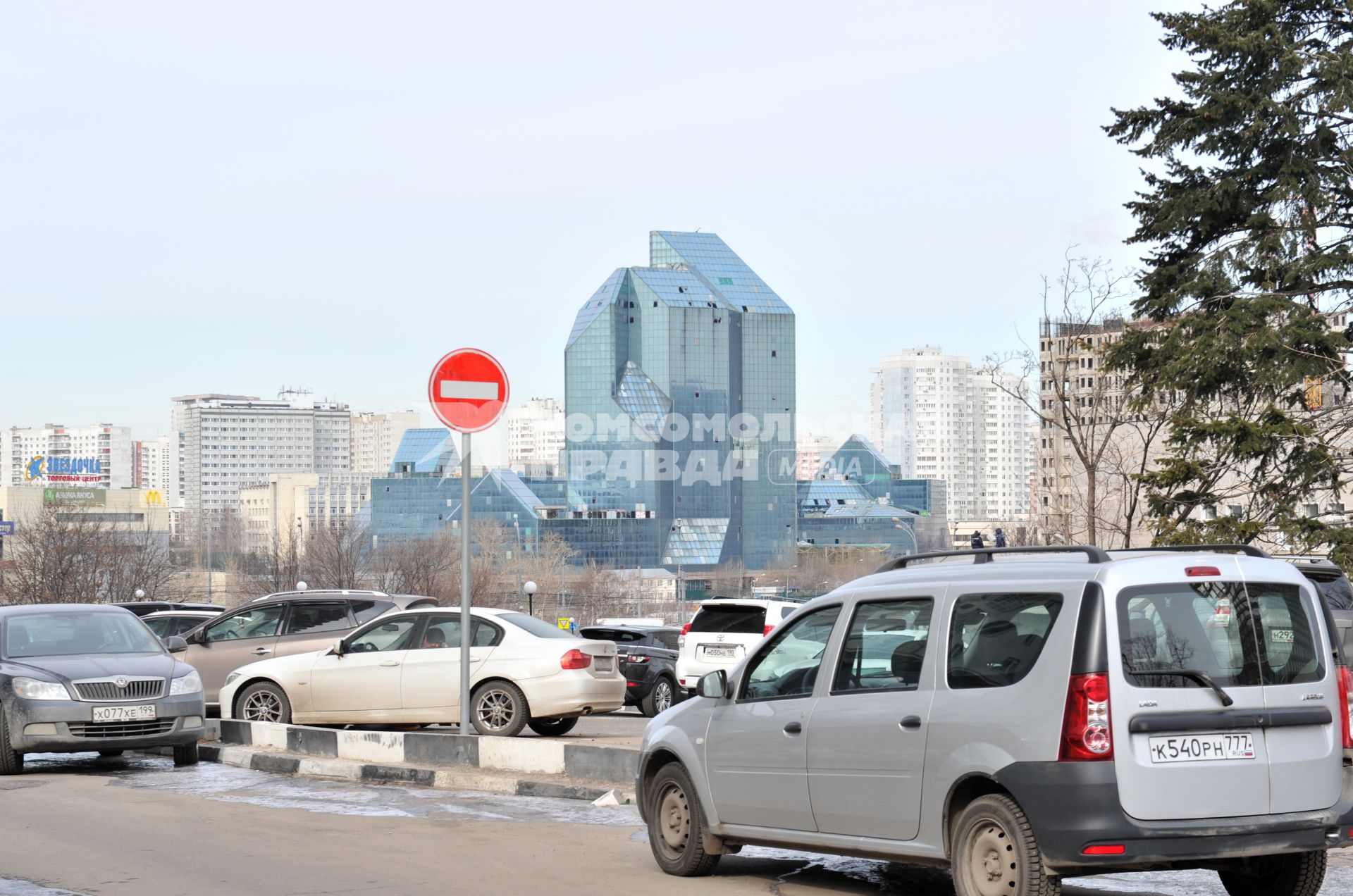 Москва.  Самый знаменитый  `недострой` города  - Бизнес- центр `Зенит` рядом с  метро Юго-Западная на проспекте Вернадского.