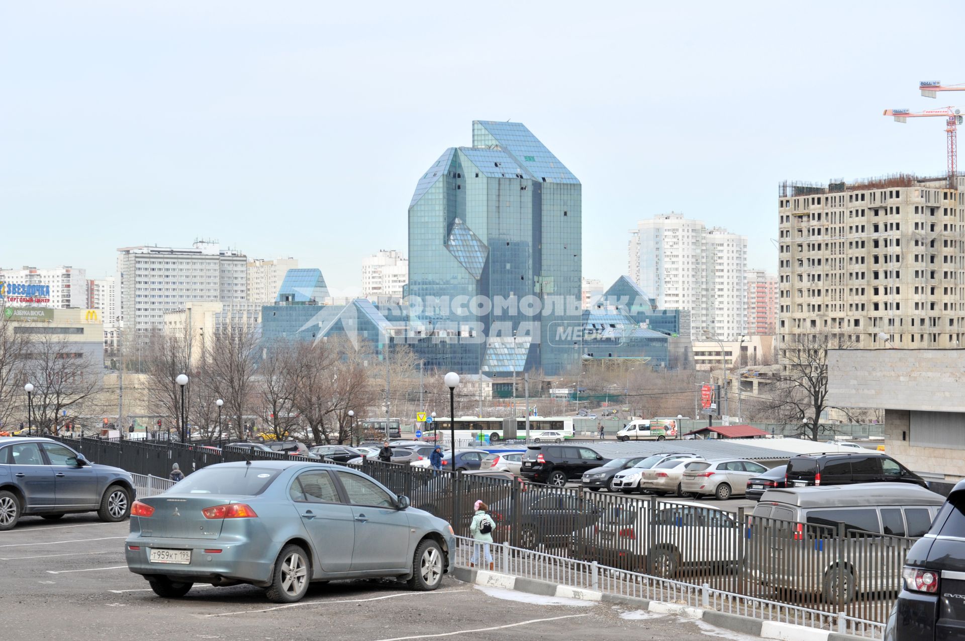 Москва.  Самый знаменитый  `недострой` города  - Бизнес- центр `Зенит` рядом с  метро Юго-Западная на проспекте Вернадского.