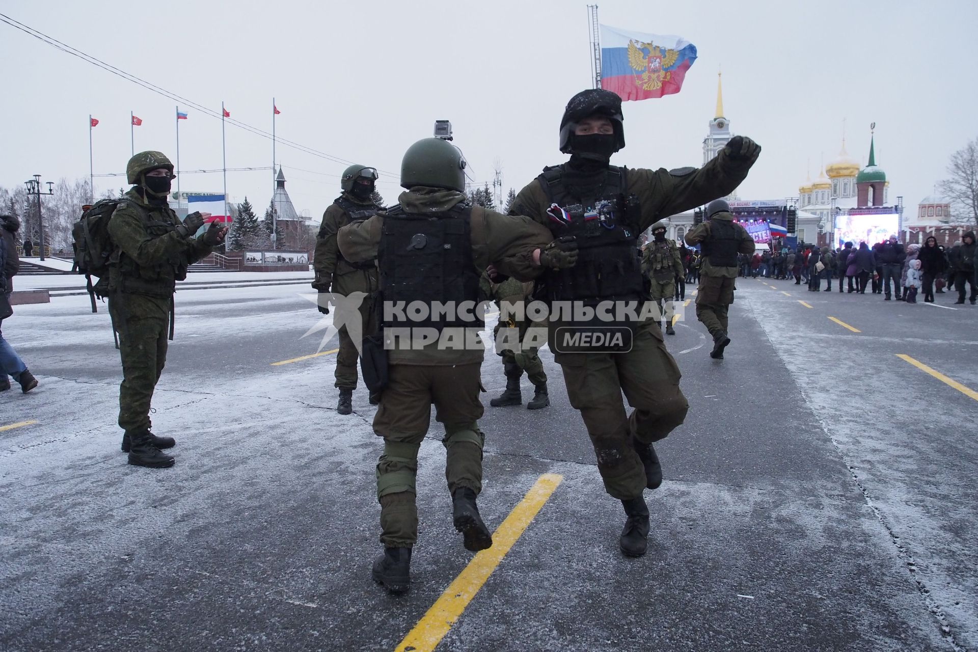 Тула. Военные танцуют на площади перед тульским кремлем, где  состоялся  митинг в честь годовщины воссоединения Крыма с Россией.