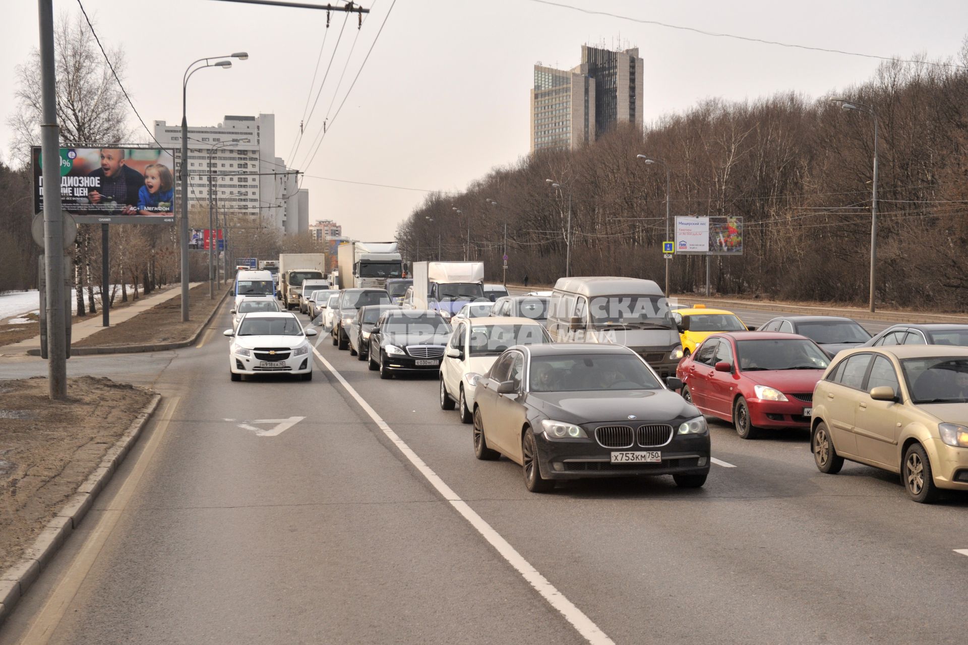 Москва. Поток машин на улицах города.