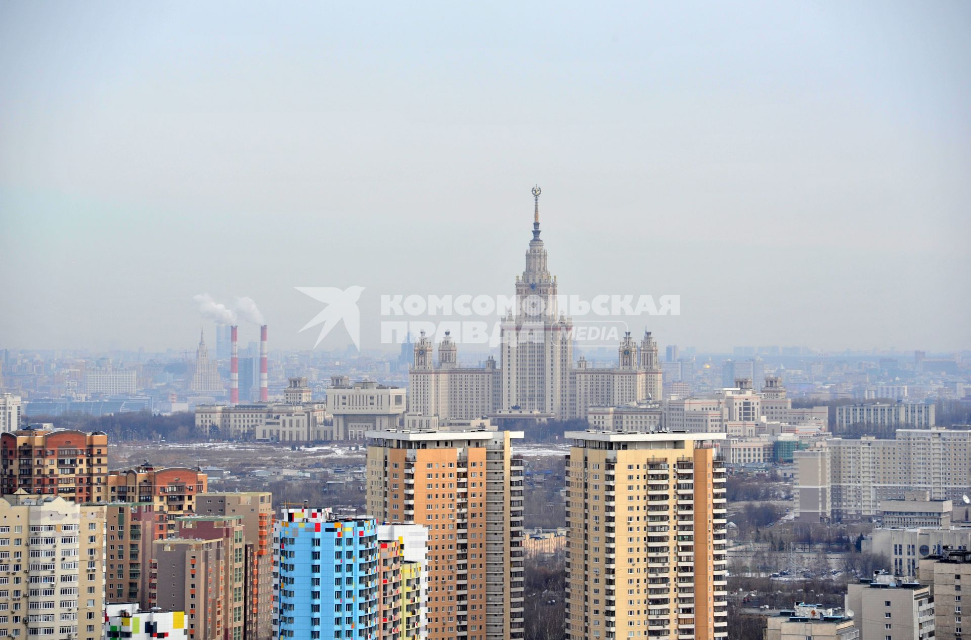 Москва. Городская панорама Юго-Западного района  с видом на МГУ.