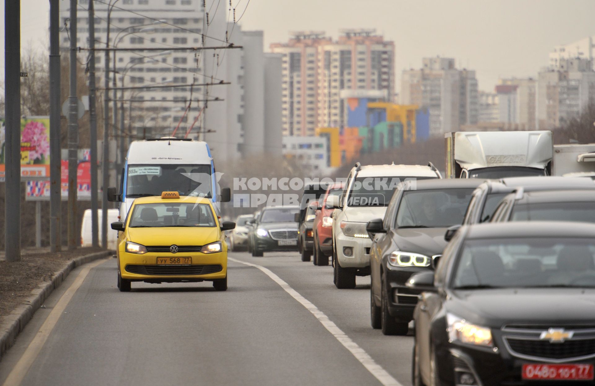 Москва. Поток машин на улицах города.