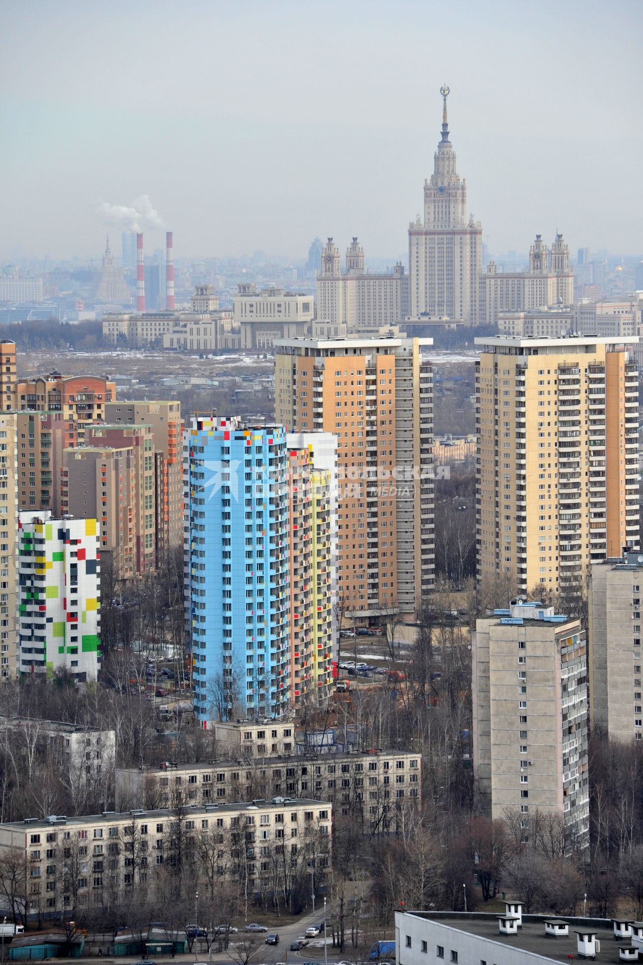 Москва. Городская панорама Юго-Западного района  с видом на МГУ.