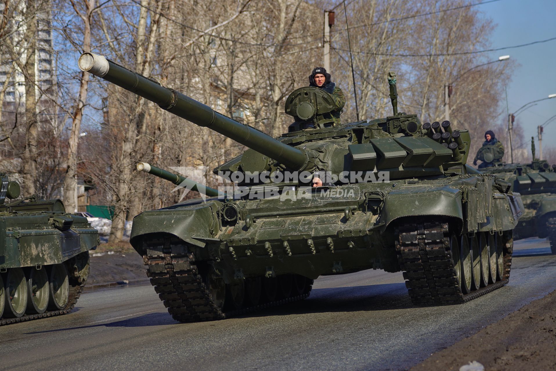 Екатеринбург. Танк Т-90  на улице города во время первой репетиции парада.