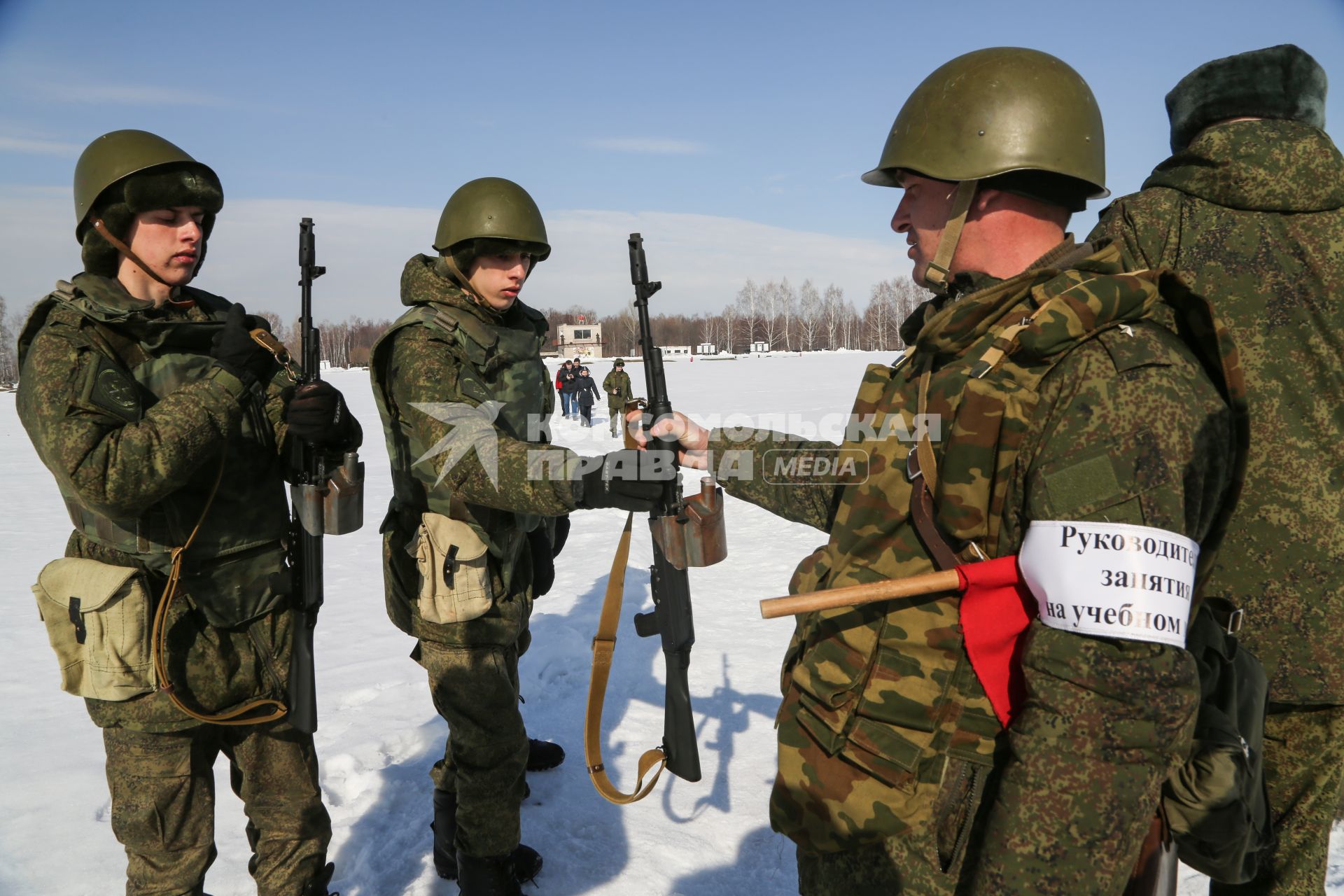 Казань. Три брата-близнеца Аристовы ,решившие  вместе продолжить службу в армии по котракту, проходят курс общевойсковой подготовки