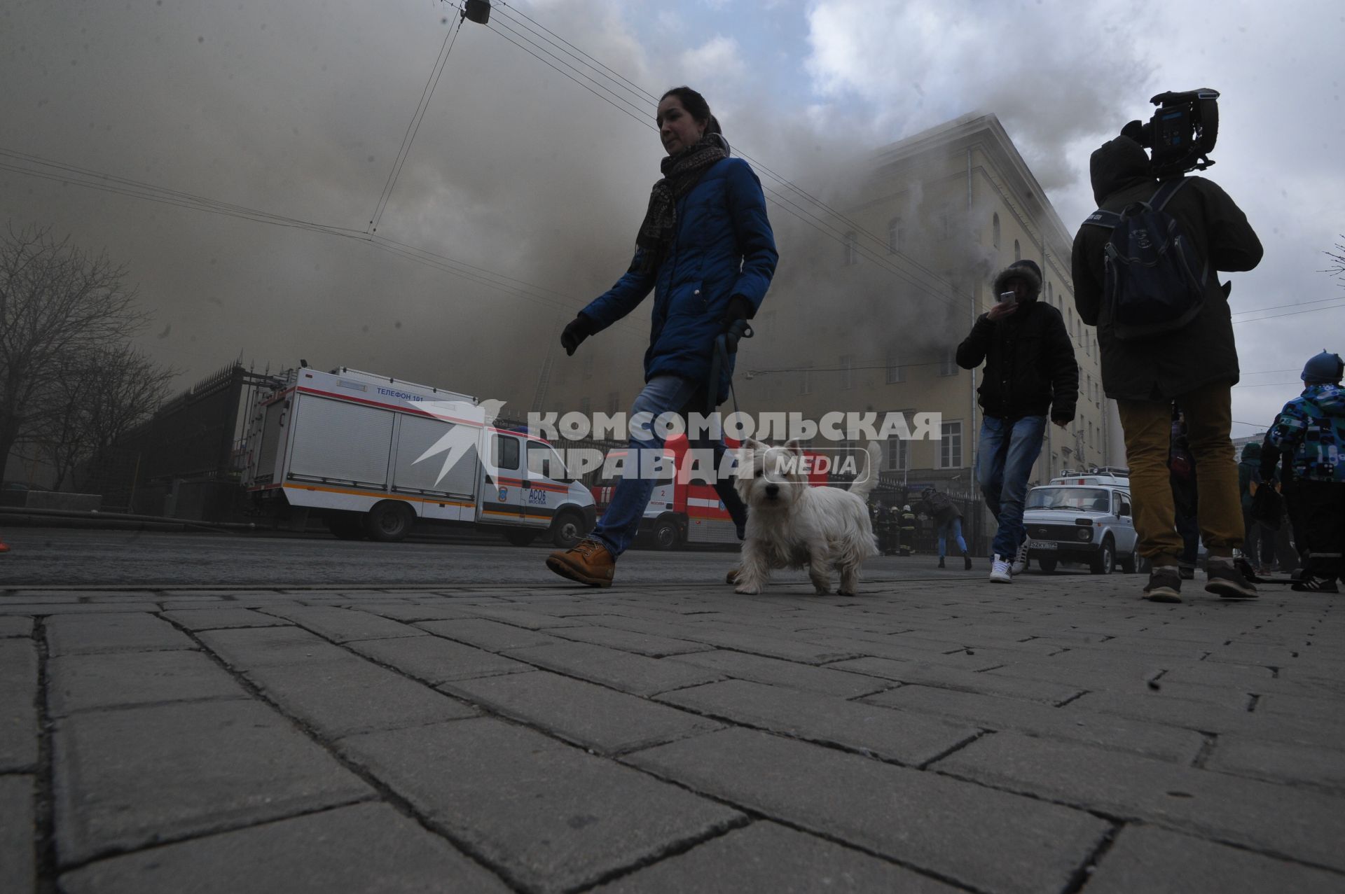 Москва. На месте тушения пожара в здании Министерства обороны России на улице Знаменка.